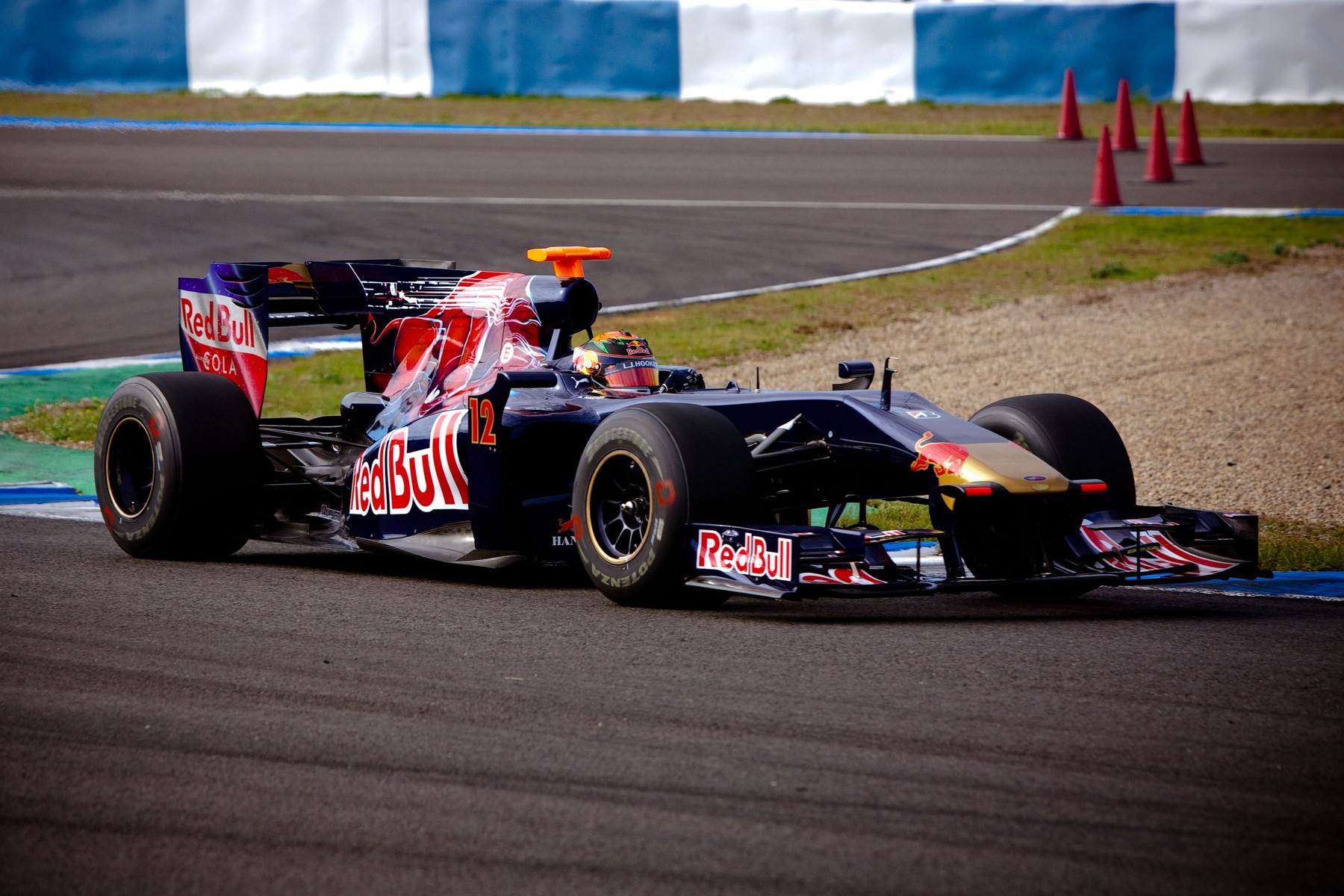 Az év balhéja készülődik a Forma-1 háza táján, veszélyben a szezon? A legesélyesebb csapat ihatja meg a levét a lecsapó villámoknak