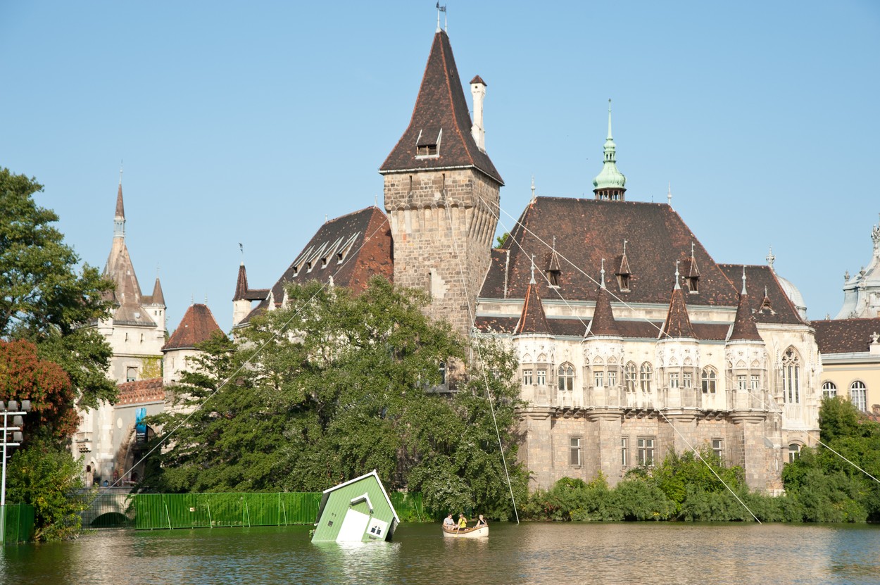 Rejtélyes sírhely tátong a Városliget szívében, ez a különc alak nyugszik minden idők legrövidebb sírfelirata alatt