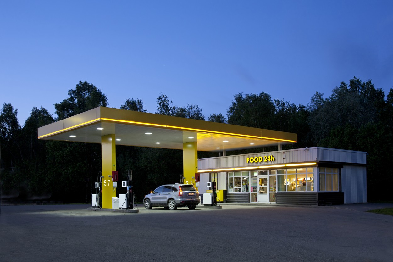 Vége a 600 forintnál olcsóbb benzinnek, kellemetlen változások a hazai töltőállomásokon