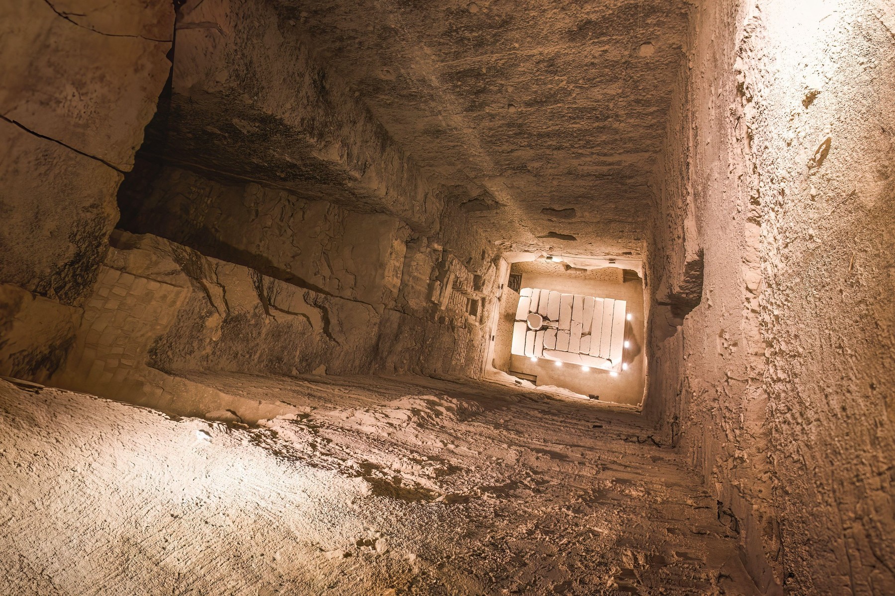 Hatalmas fény áradt az egyiptomi múmia koporsójából, amikor a tudósok lámpával világították be