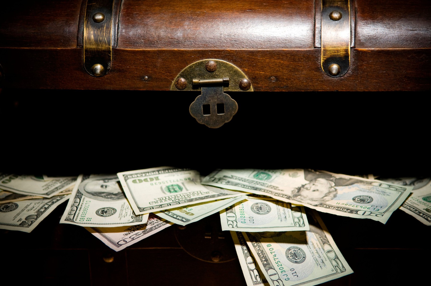 Sétált a vízparton és egyszer csak óriási kincset talált, élete fogása volt az apró tárgy