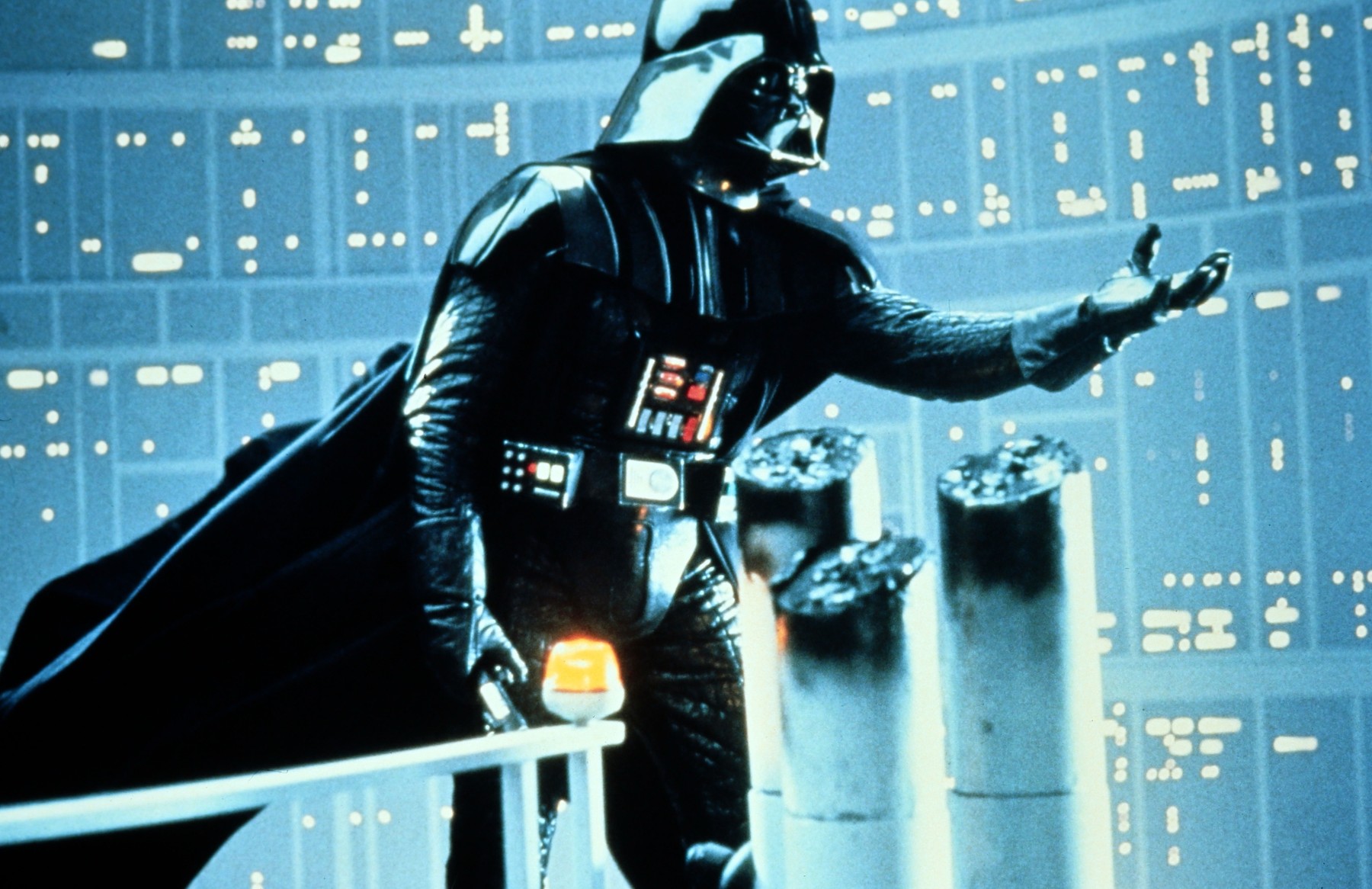 A Star Wars rajongók egy héten belül kaptak egy borzalmas és egy csodálatos hírt is, de csak az a biztos hogy a messzi-messzi galaxis óriási bajban van