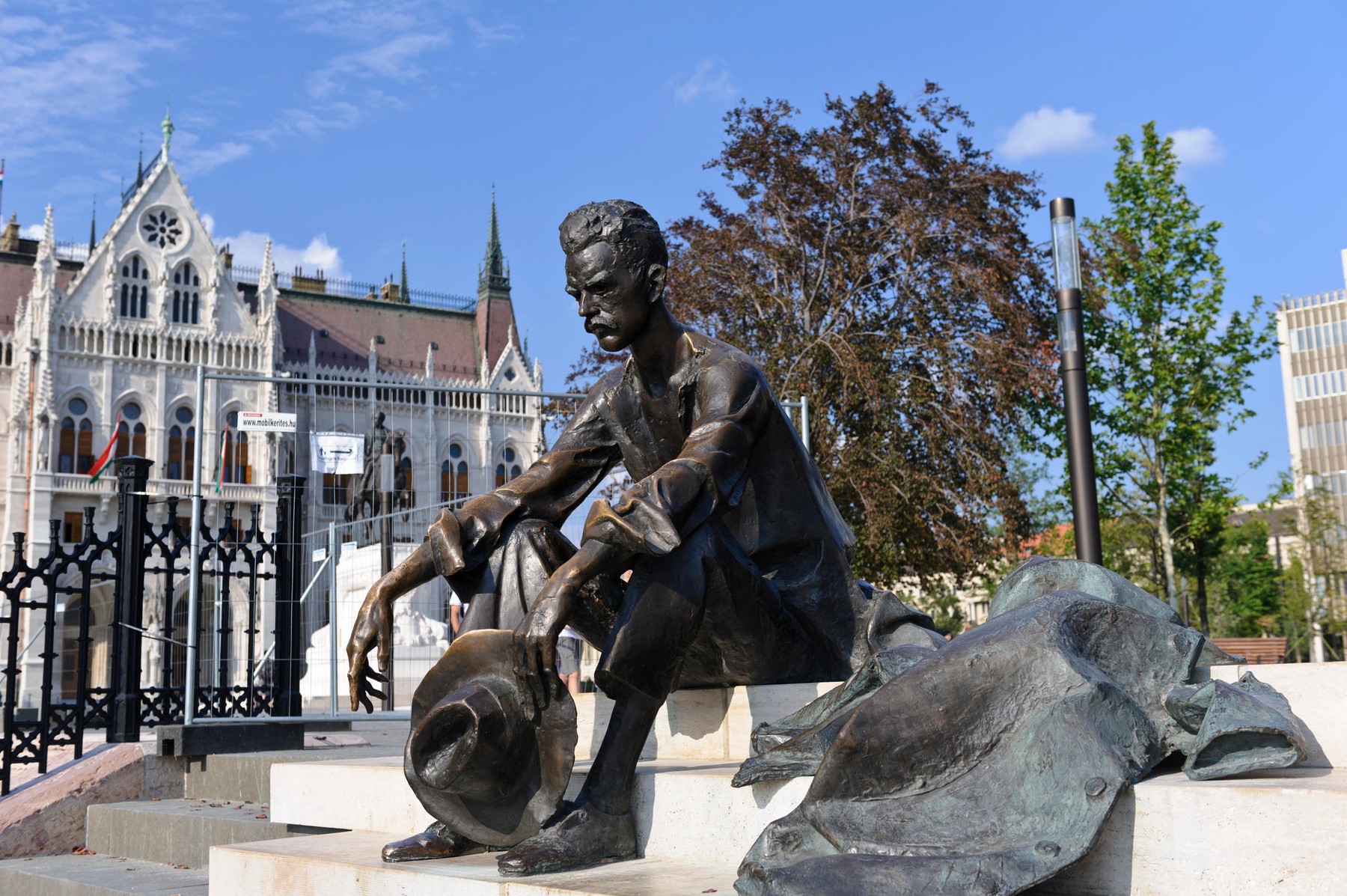 Egy József Attilának tulajdonított kézirat megkérdőjelez mindent, amit a költő utolsó éveiről tudtunk? Elképesztő vitát váltott ki a rejtélyes versrészlet