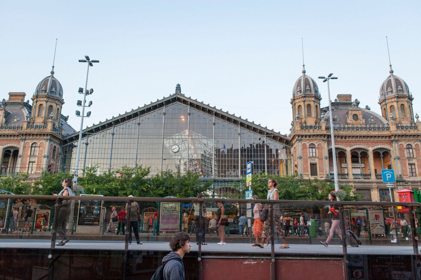 Eladta a Nyugati pályaudvart a csalókirály, már bontották az acélszerkezetet, mikor rájöttek a turpisságra