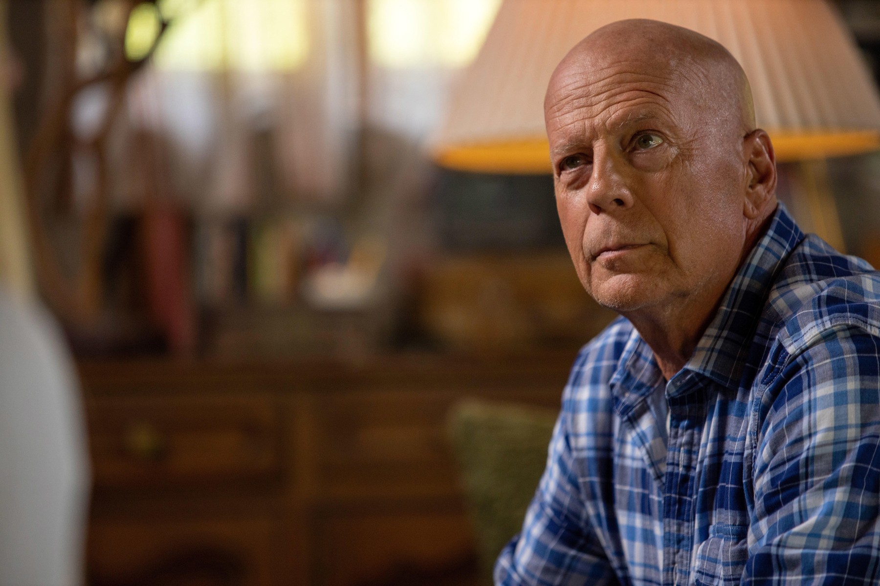 Lelketlen kizsákmányolás folyik az önmagáról nem tudó Bruce Willis körül: mindenki akar egy szeletet a színész szenvedéséből