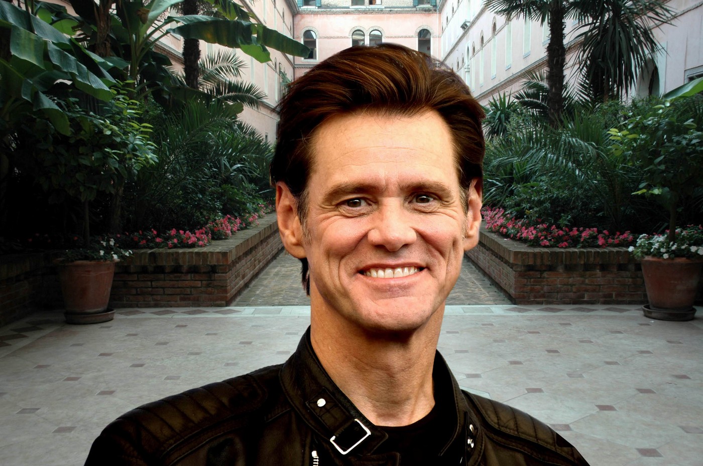 Sokkolta a rajongókat a 62 éves Jim Carrey bizarr kinézete, lázadó tinifiúnak képzeli magát a gumiarcú sztár