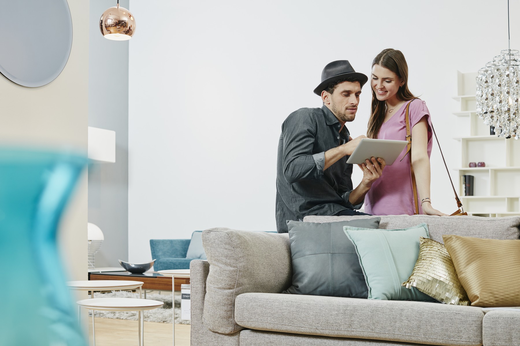 Rajtakaptam a pasimat az Ikeában egy másik nővel bútort nézni: már a hálószobai részlegen jártak mikor ráköszöntem