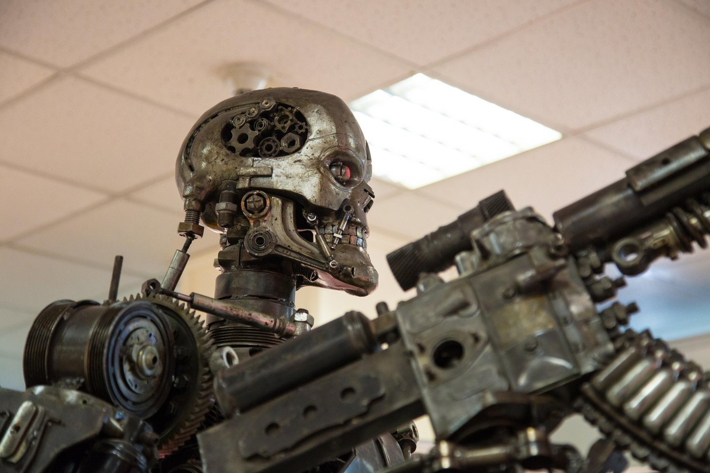 Félelmetes jövő vár ránk: videón, ahogy a sivatagban robotok lőnek szitáva egy Teslát gépfegyverrel