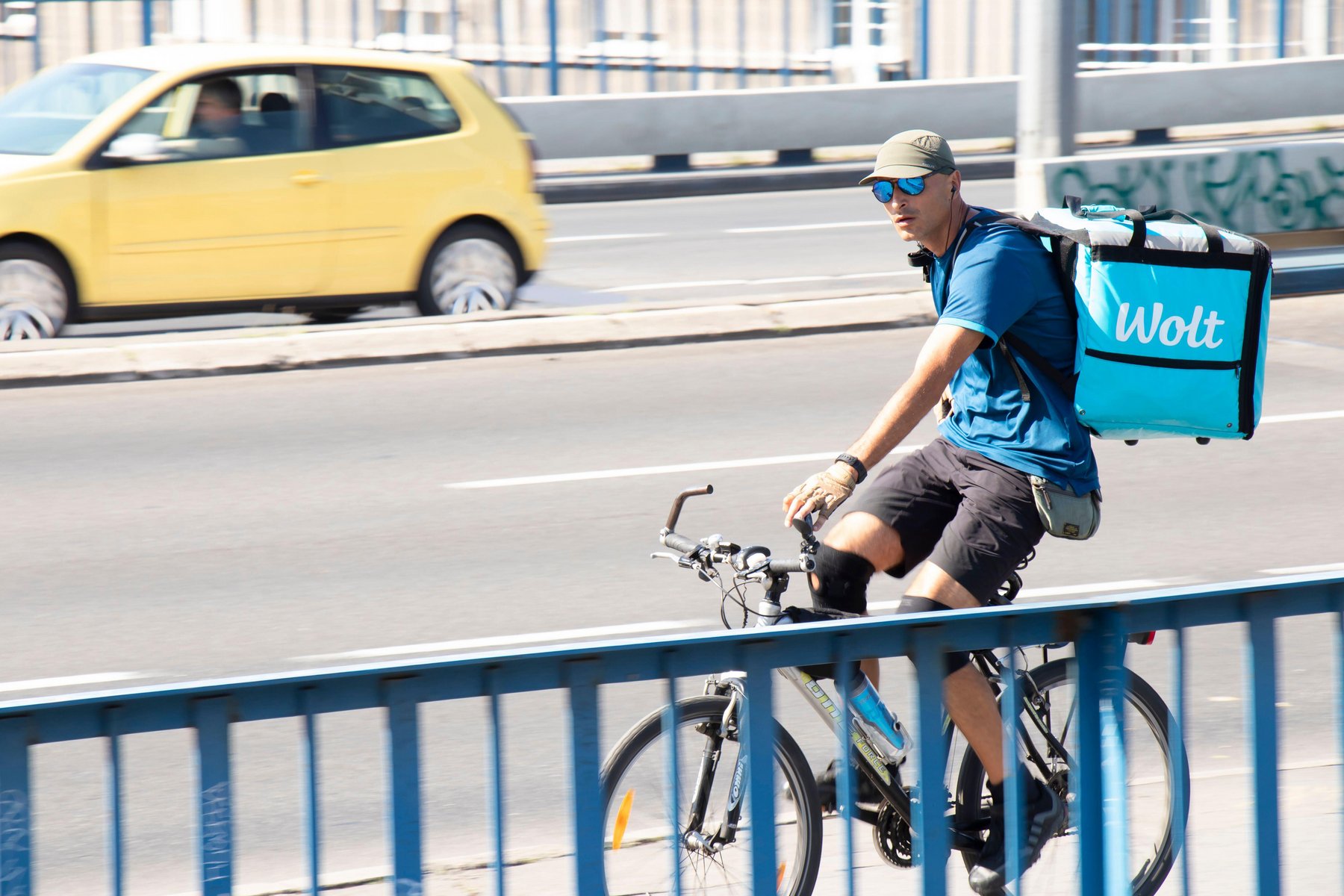 "Hallod, te meg fogsz halni!" - Így ordított egy sofőr a Wolt futár után, ezen a videón szörnyülködik most a fél ország