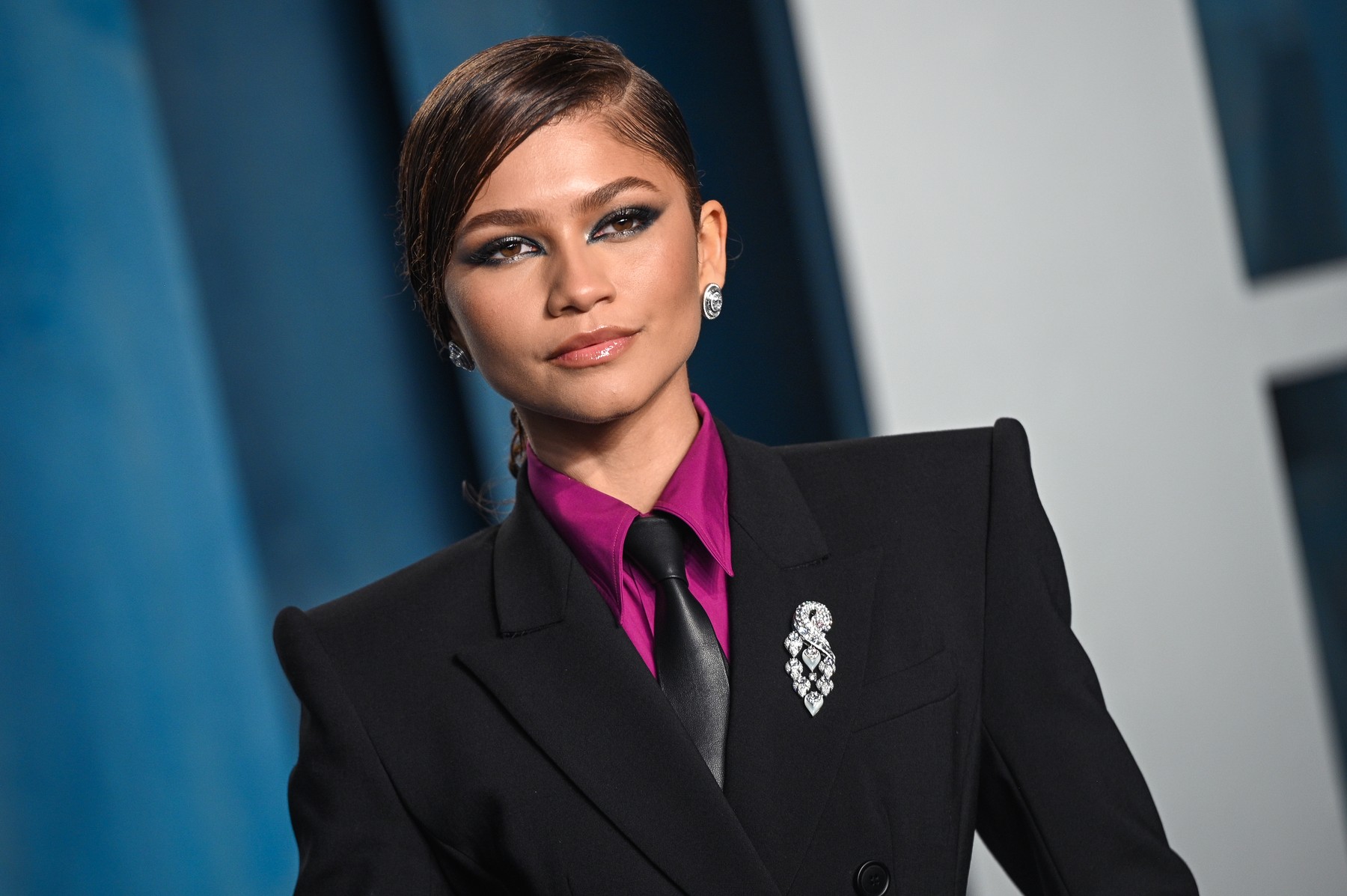 Zendaya fedetlen melleivel reklámozzák az év legjobban várt filmjét, de a lábai között is csak egy vékony fémlemez takarja a színésznőt