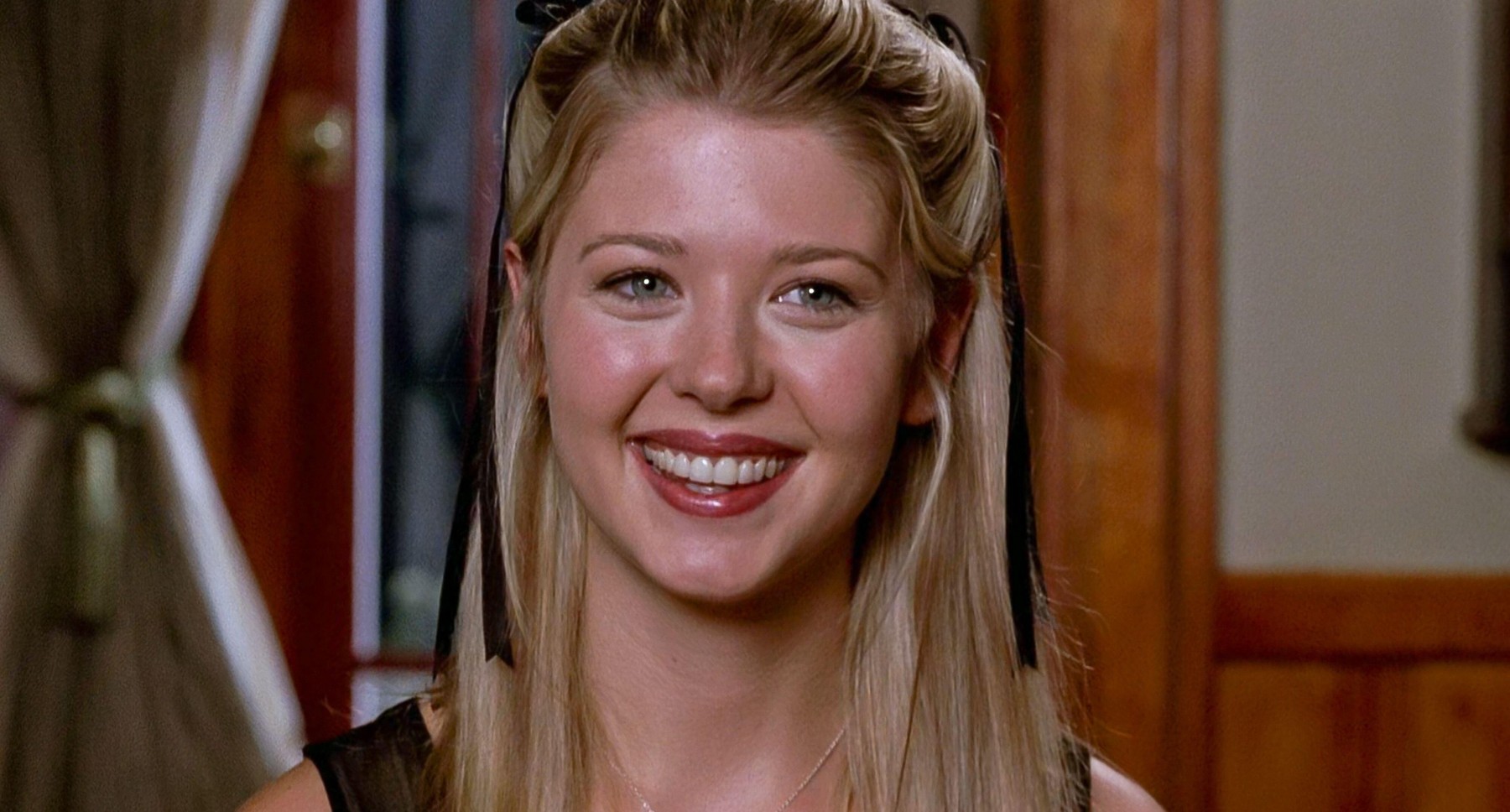 Kamera elé állt 49 évesen az Amerikai pite-filmek eltorzult arcú színésznője, nem ismerni fel