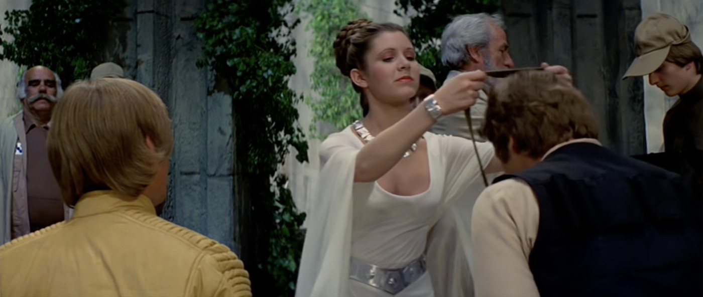 Carrie Fisher ikonikus arany-bikinijének pikáns részleteiről beszélt az eredeti jelmeztervező, sosem hallott részletek derült ki