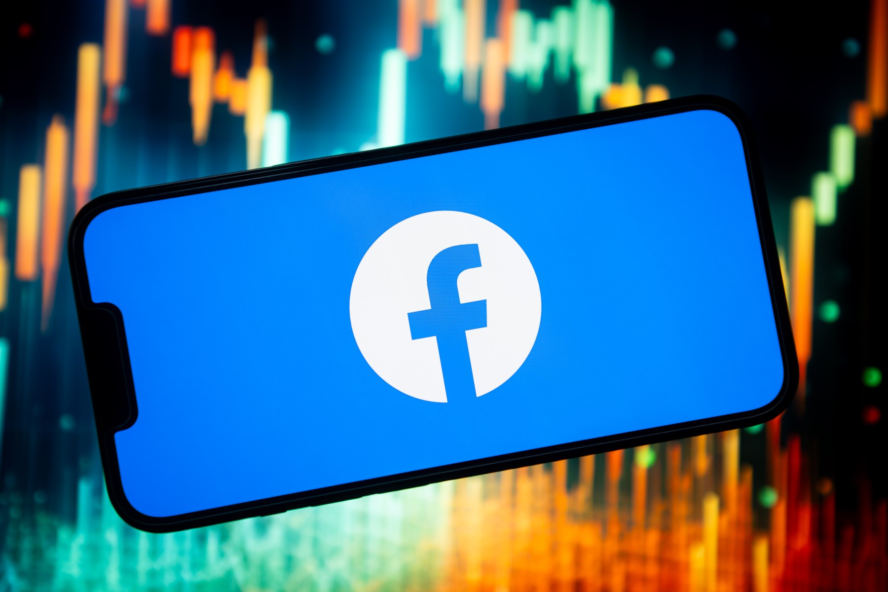 Fent vagy a Facebook-on? Elsöprő változásról közöltek hírt, mindenkit érint