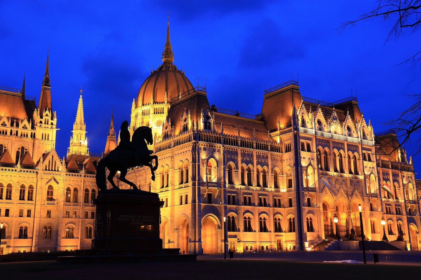 Kossuth Lajos temetéséről ijesztő részletek derültek ki, óriási balhé volt Budapest utcáin, a Citadellán is készenlétben állt a tüzérség a tüntetők ellen