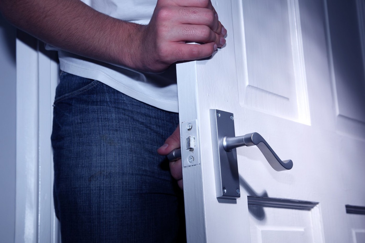 Gátlástalan pedofilt fogtak a Pest-vármegyei településen, a 63 éves elkövető itallal és cigarettával édesgette magához a kamasz fiúkat