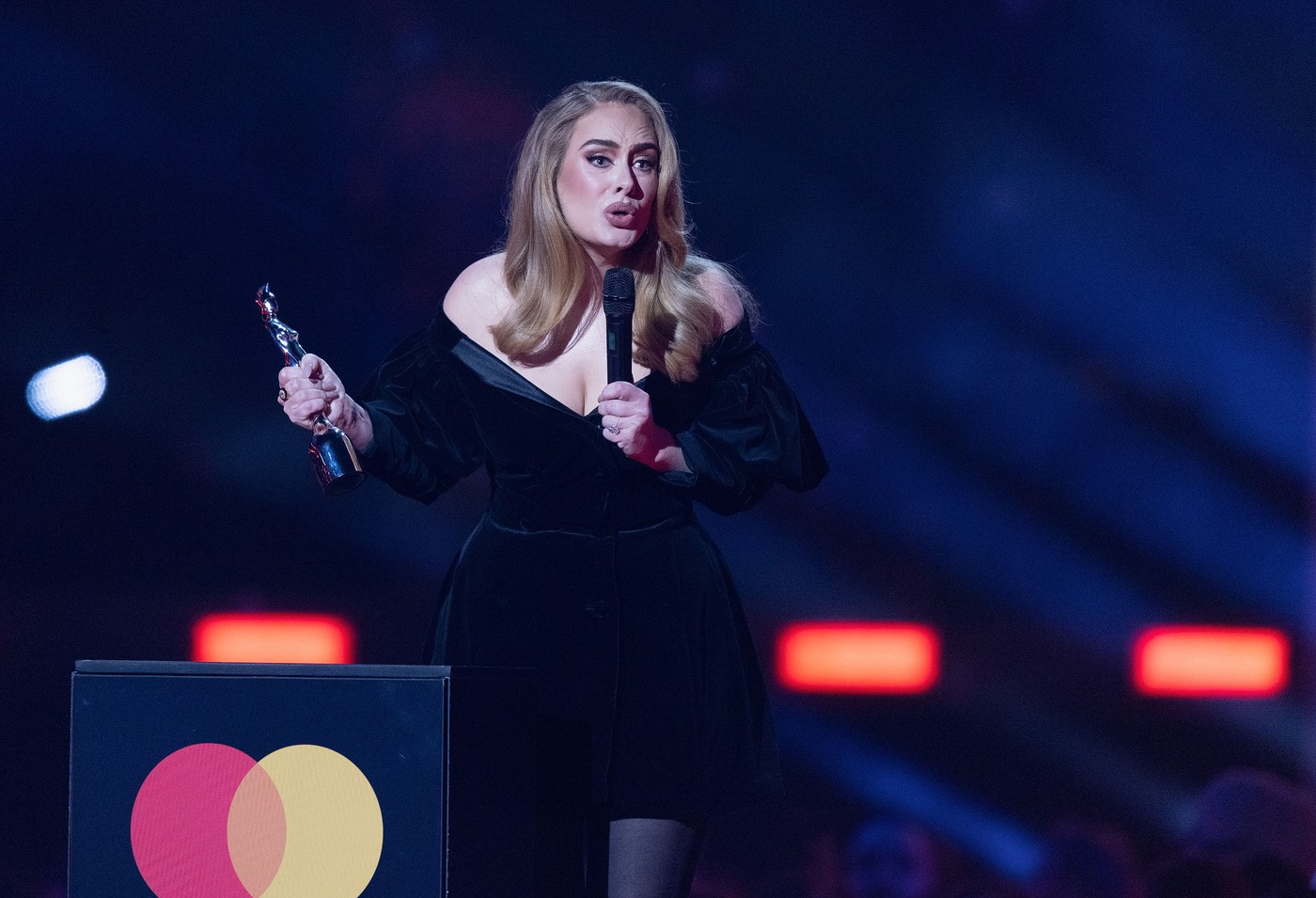 A bombanőre fogyott Adele mellméretéből mit sem veszített, tekegolyóként buggyannak ki ruhájából a zabolázatlan keblek