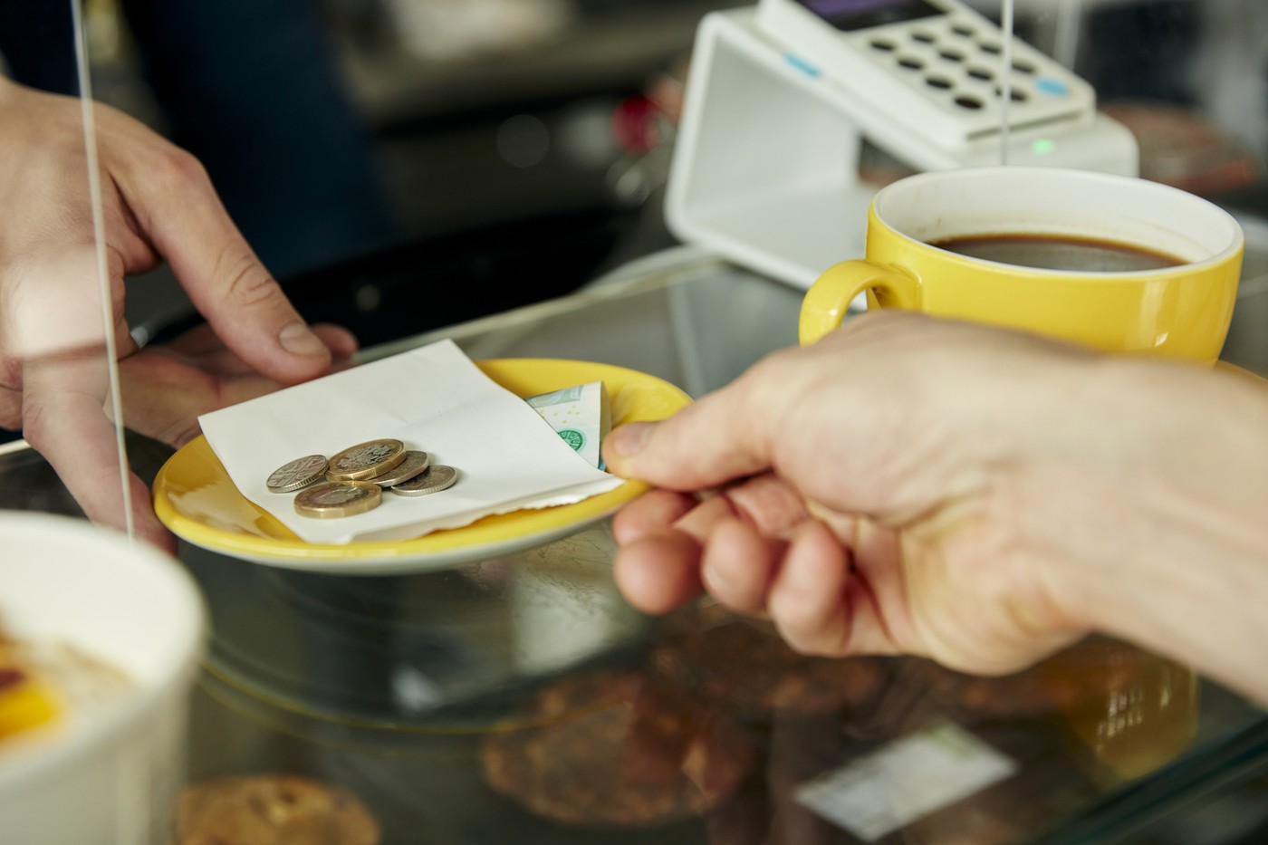 Tovább szűkül a készpénzhasználat lehetősége, a kis településeken élők bajban lehetnek