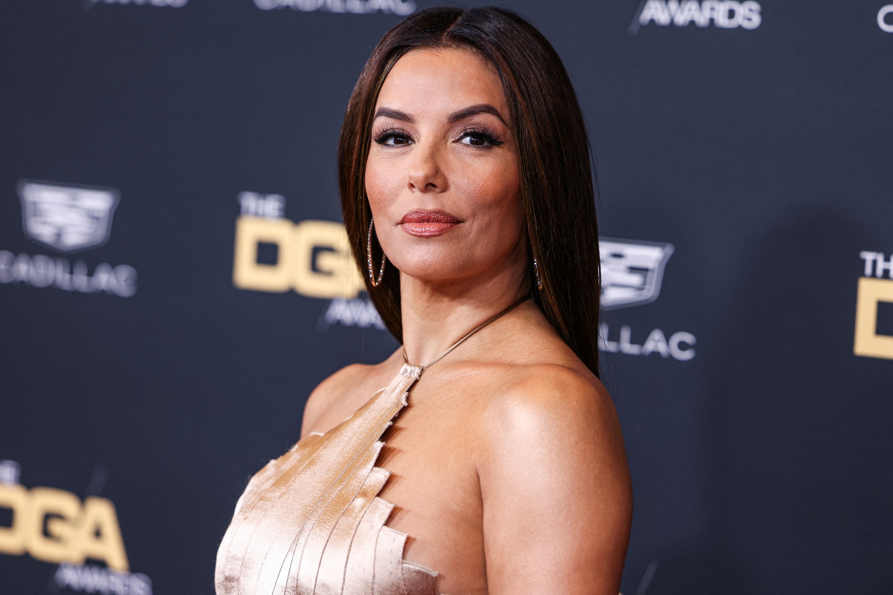 Eva Longoria teljesen kilógatta melleit szűk felsőjéből, éppen csak a bimbóudvara nem látszik a született feleségnek