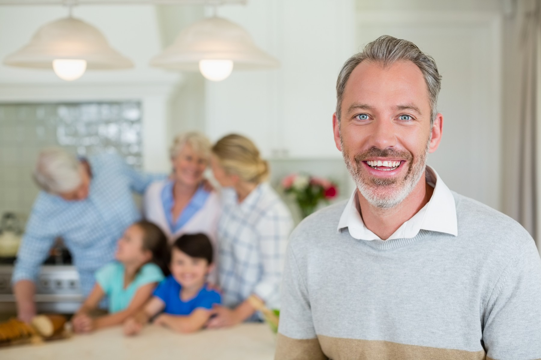 Átmentem a legjobb barátnőmhöz és az apám félpucéran nyitott ajtót: az egész gyermekkorom tönkrement mikor elmesélte mit kereset ott