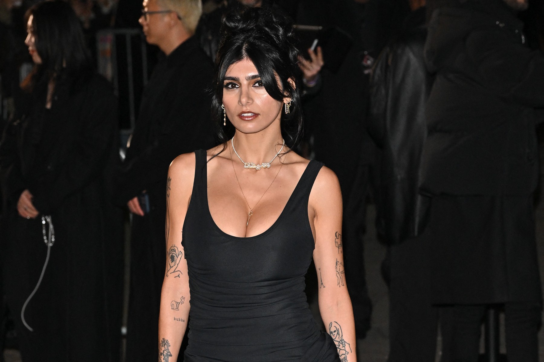 A felnőttfilmes Mia Khalifa egyetlen csíktangát viselt de azt is levette: a való életben is szereti megmutatni mindenét