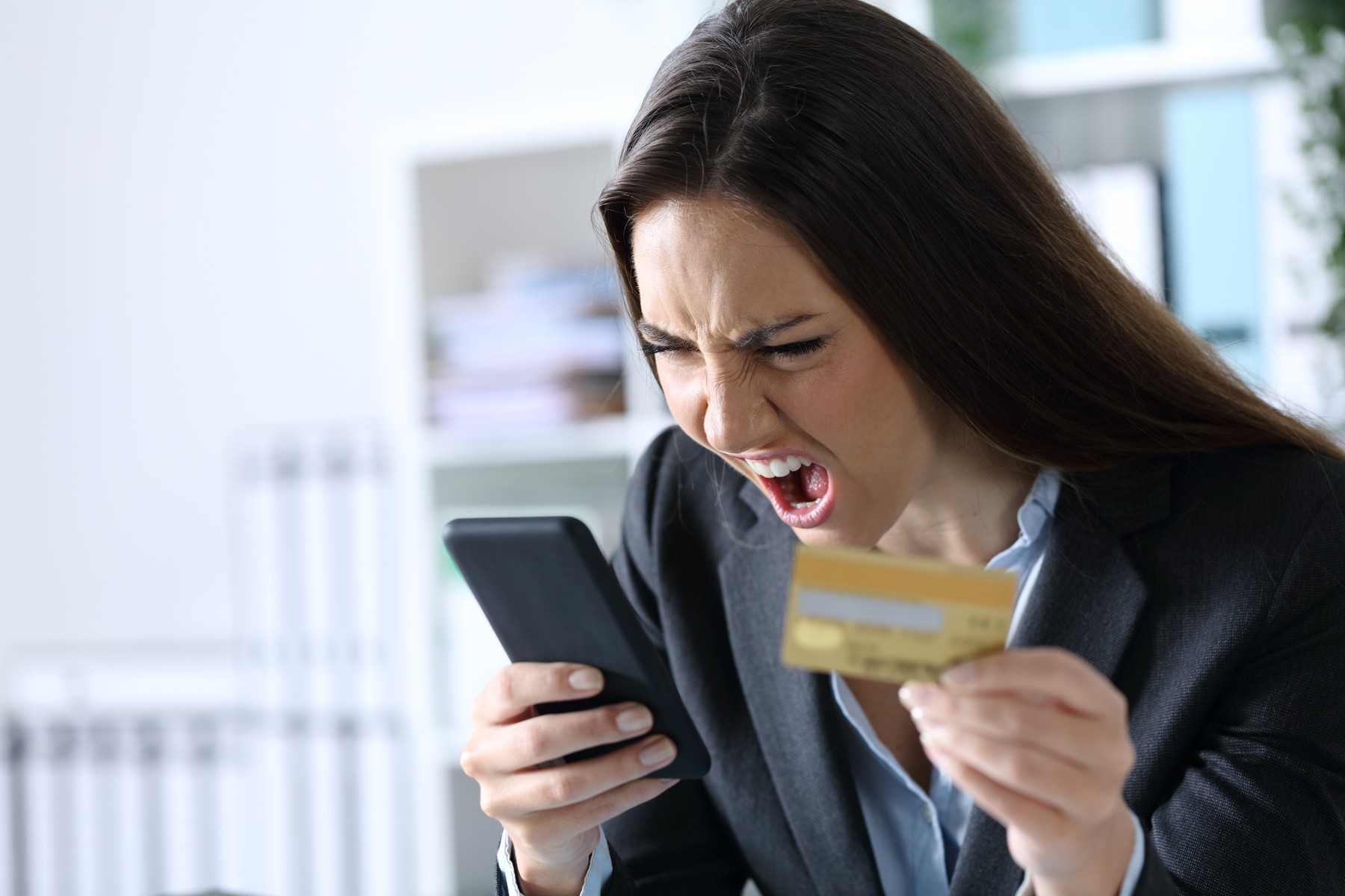 Minősíthetetlen stílusban kommunikált egy vevő a hevesi kisboltban, több dolgot összetört és még ő kiabált panaszkönyvért