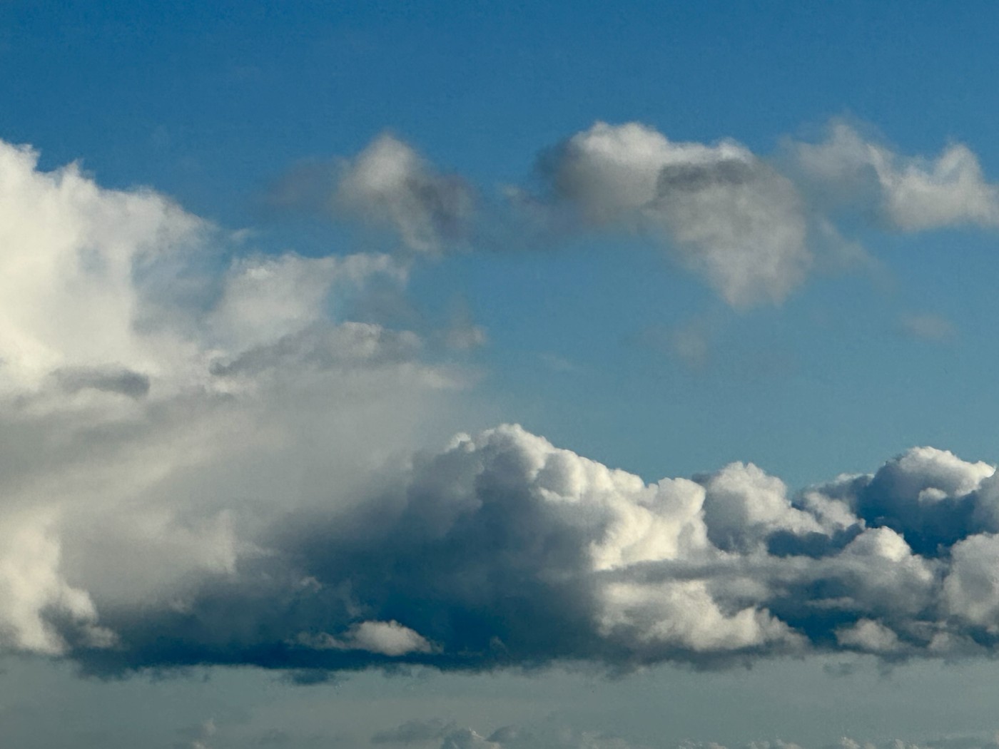 Szélsőséges időjárási jelenség száguld felénk, négy vármegyére is riasztást adtak ki a meteorológusok - részletes időjárás-előrejelzés