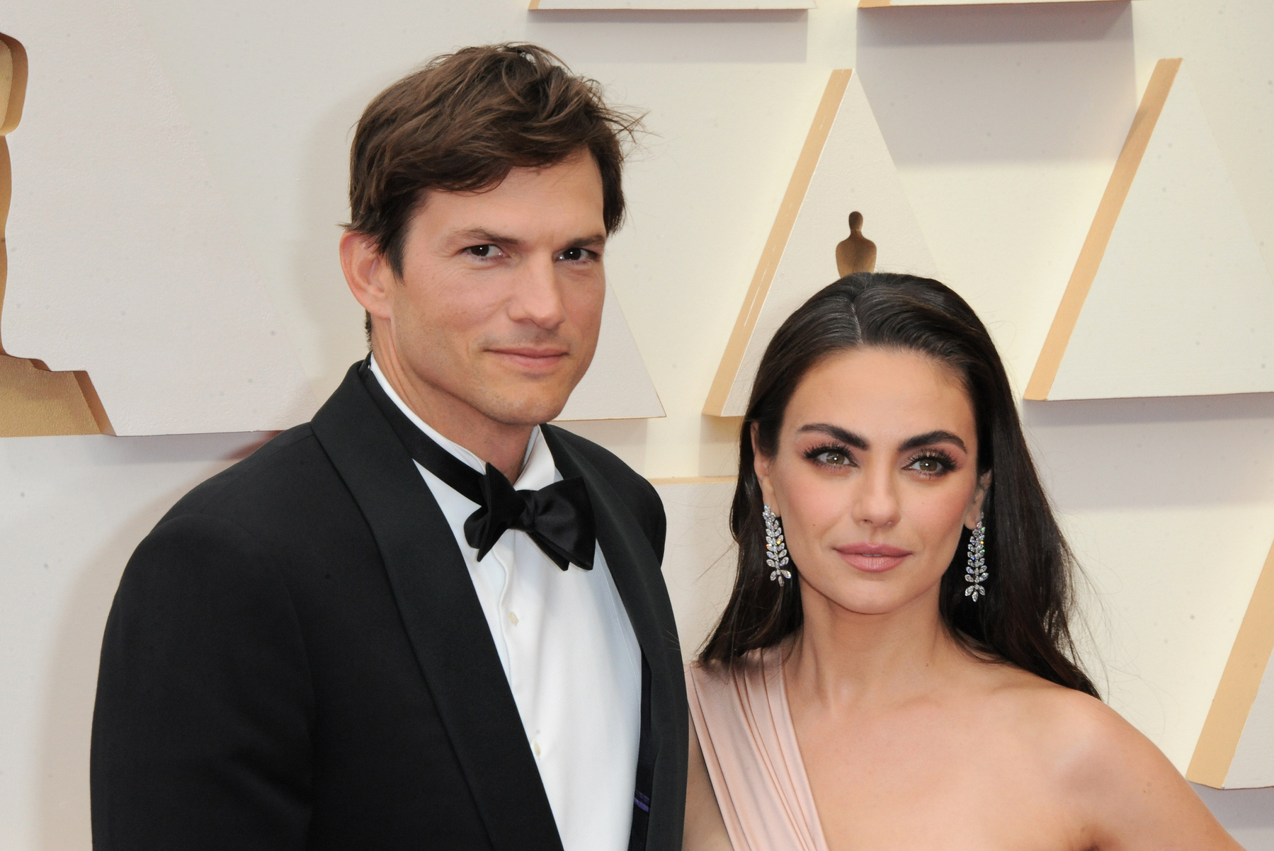 A Kazinczy utcában bulizott Mila Kunis és Ashton Kutcher, a sztárpár őrülten imádja a magyar fővárost, már-már beteges a rajongásuk