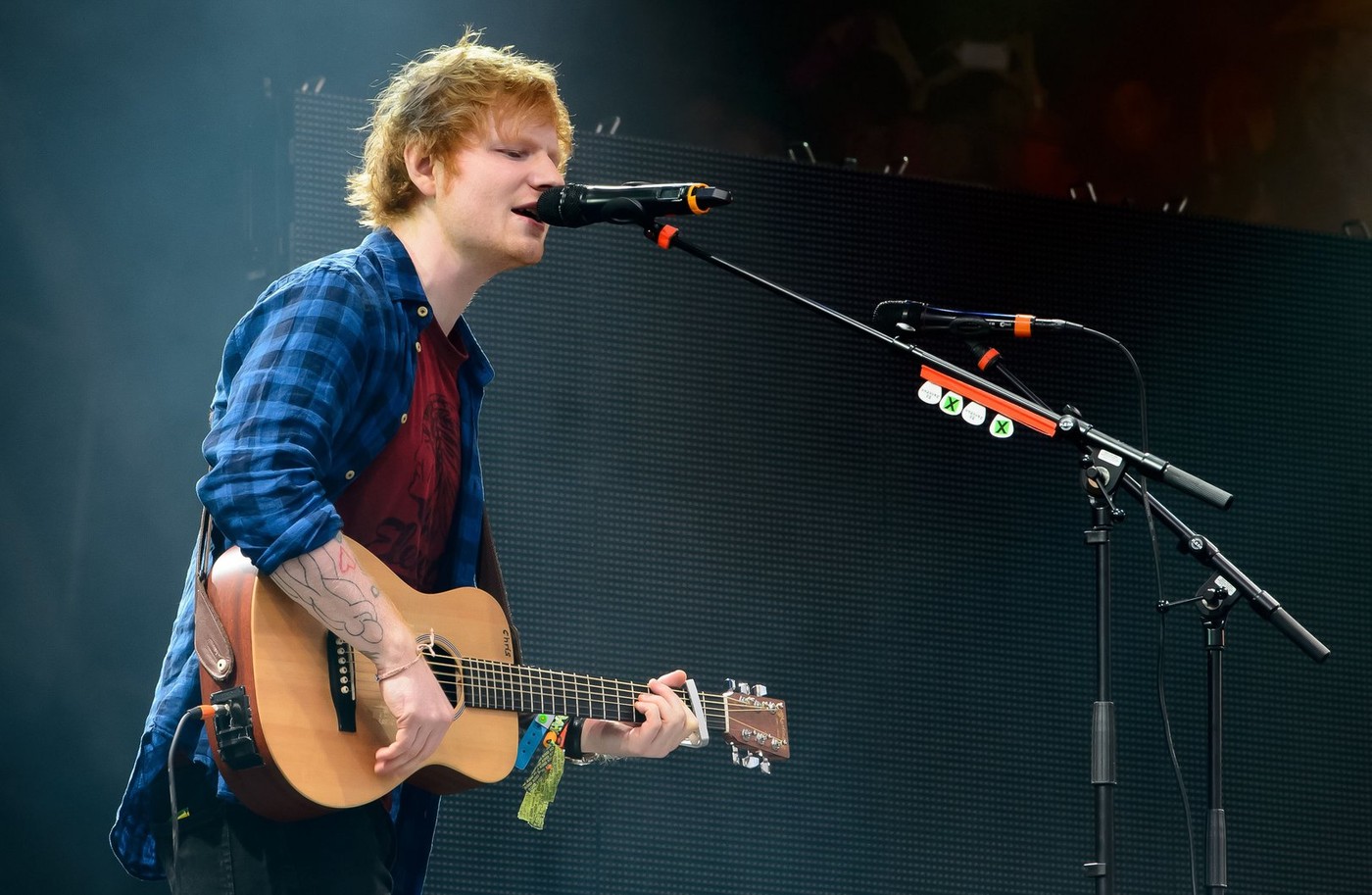 Az ismert énekes saját magát járatta le a TV-ben: adás közben került elő a kínos felvétel