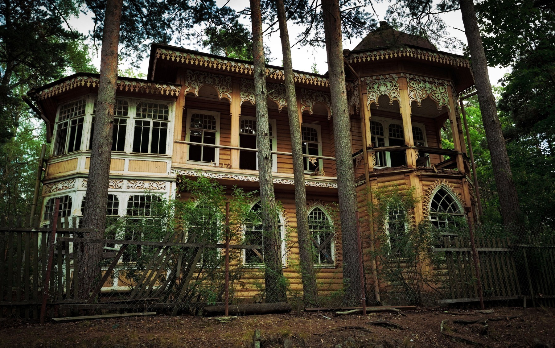 Hátborzongató, elhagyatott vadászpanzióba lépett be a férfi, felment az emeletre és ekkor megmutatta a kamera amire nem számítottunk