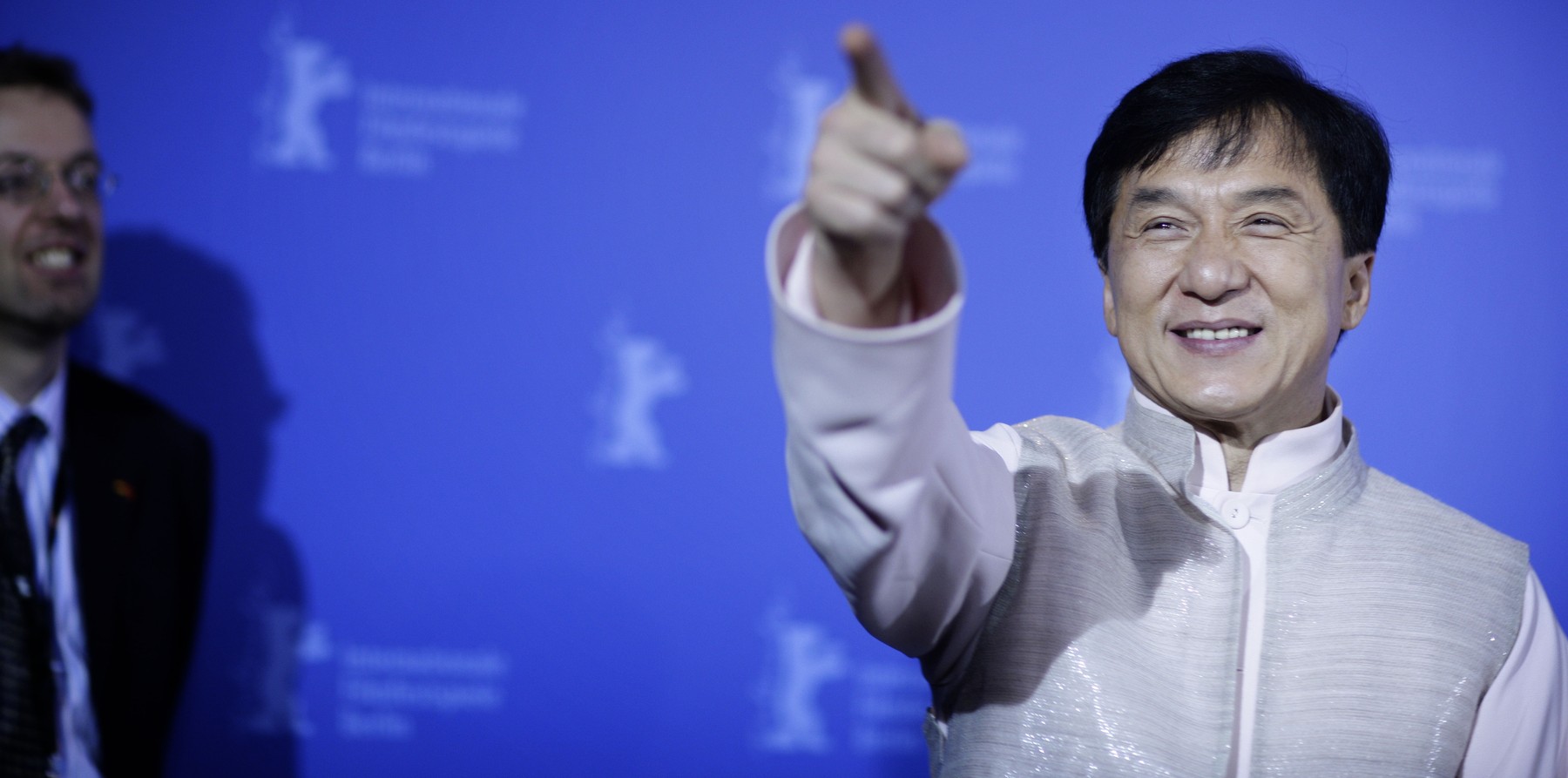 Így néz ki Jackie Chan nénikévé öregedett 70 éves felesége akinek elképesztően furcsa hobbija van, több millió forintot költ el erre az egy dologra