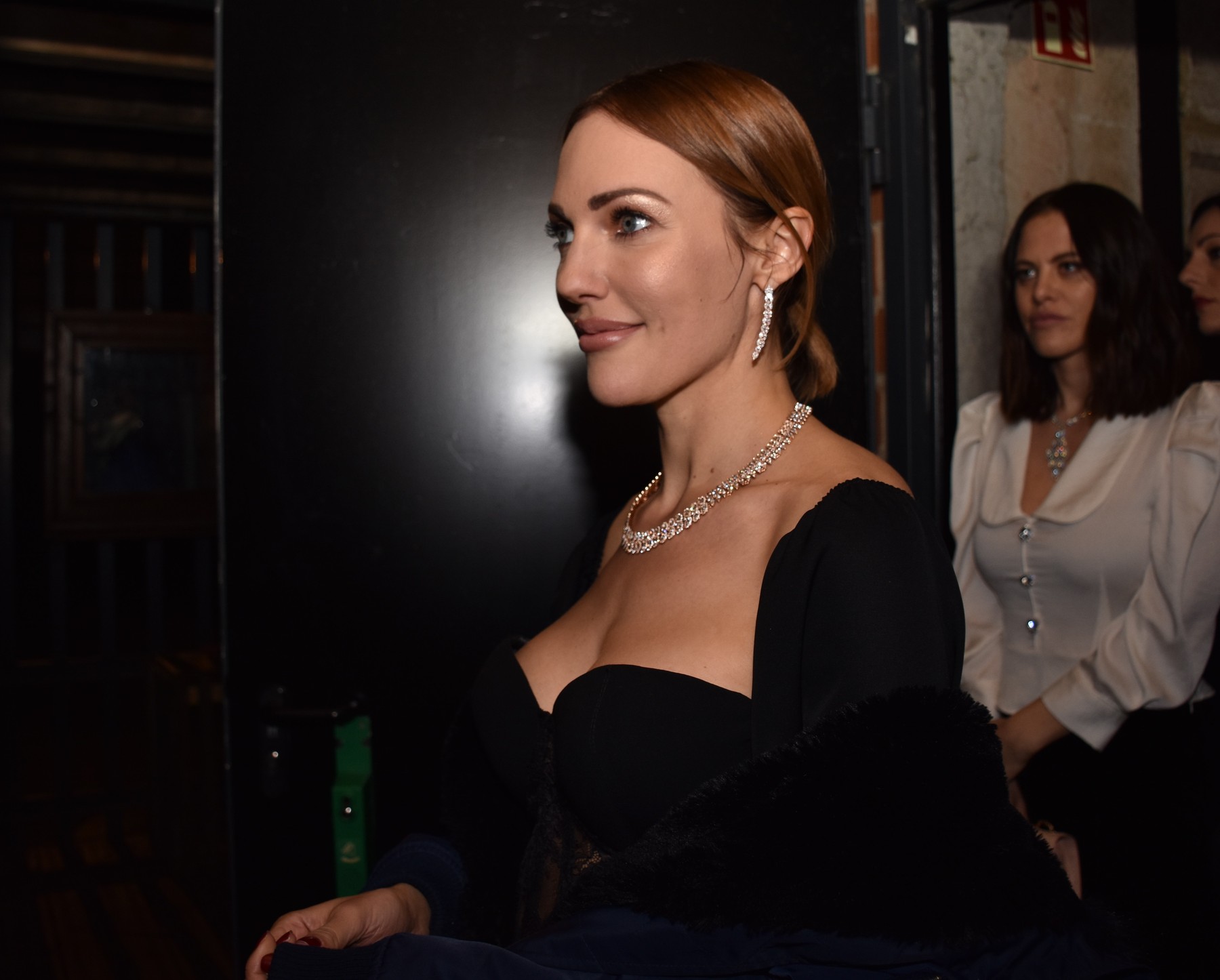 Szétplasztikázott műnő a Szulejmán sorozat Hürreme, kirakott bugyijával hívja fel magára a figyelmet