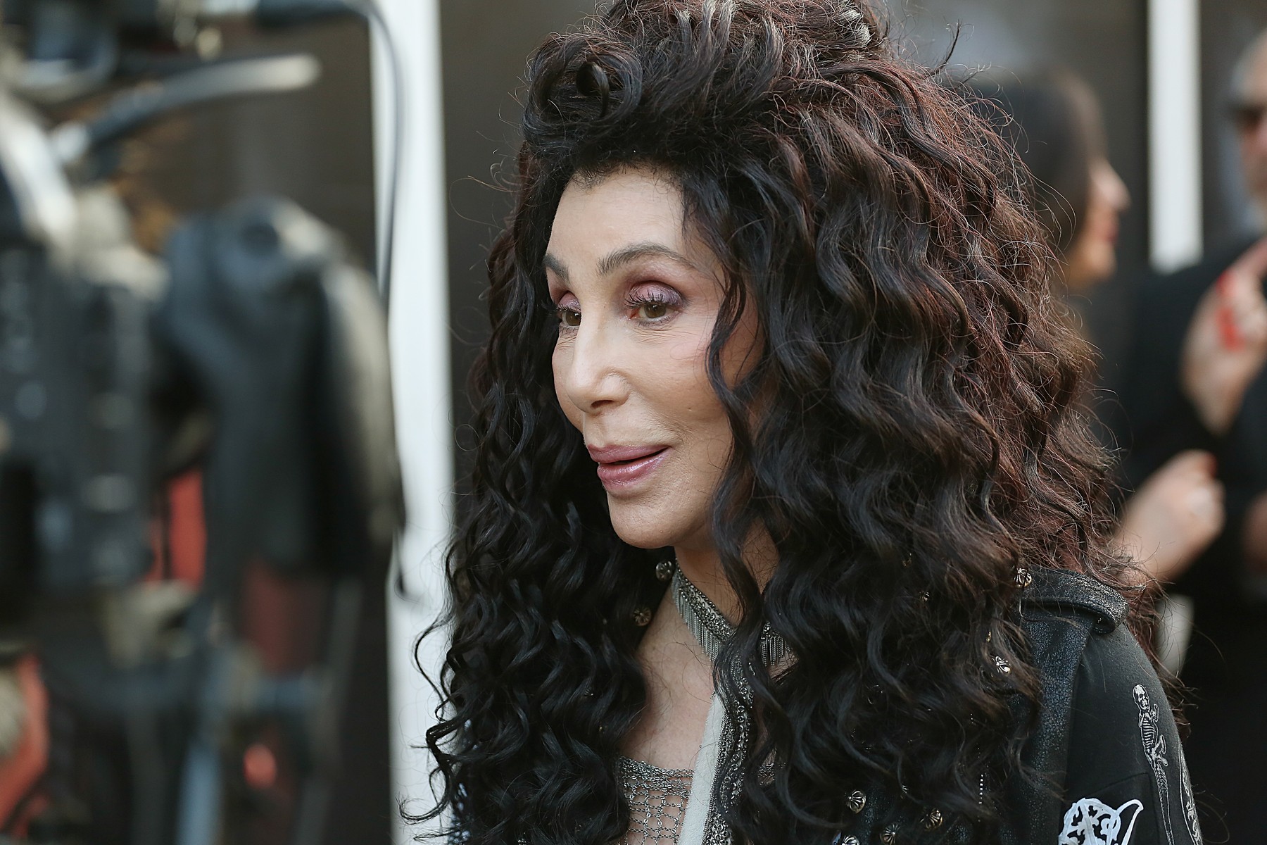 A majdnem 80 éves Cher szemérmetlenül levetkőzött, a kisnyugdíjas korabeli szexszimbólum teste megdöbbentő