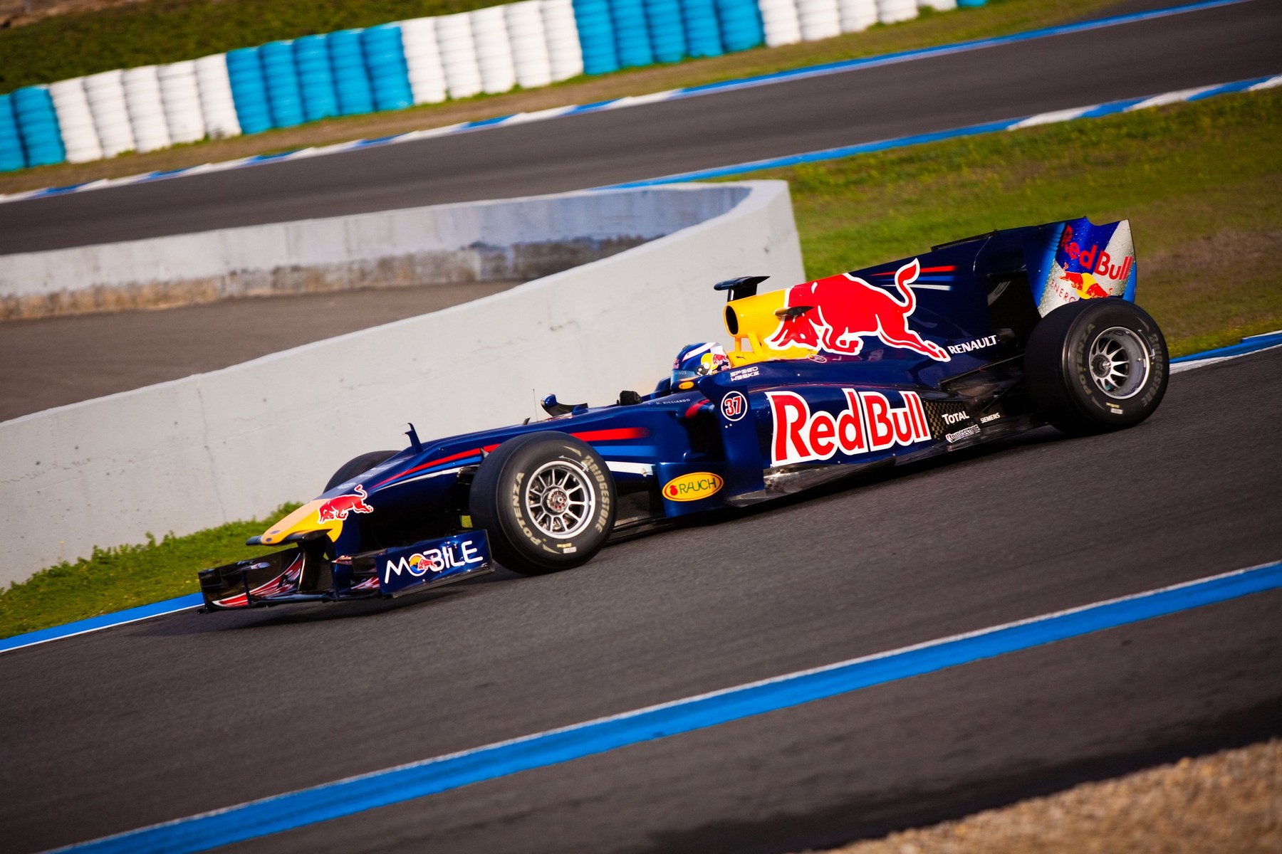 Kegyetlenül megalázta a Forma 1-es csapatfőnök a feleségét: hiába a botrány, a nő csaholó kiskutyaként követi hűtlen férjét