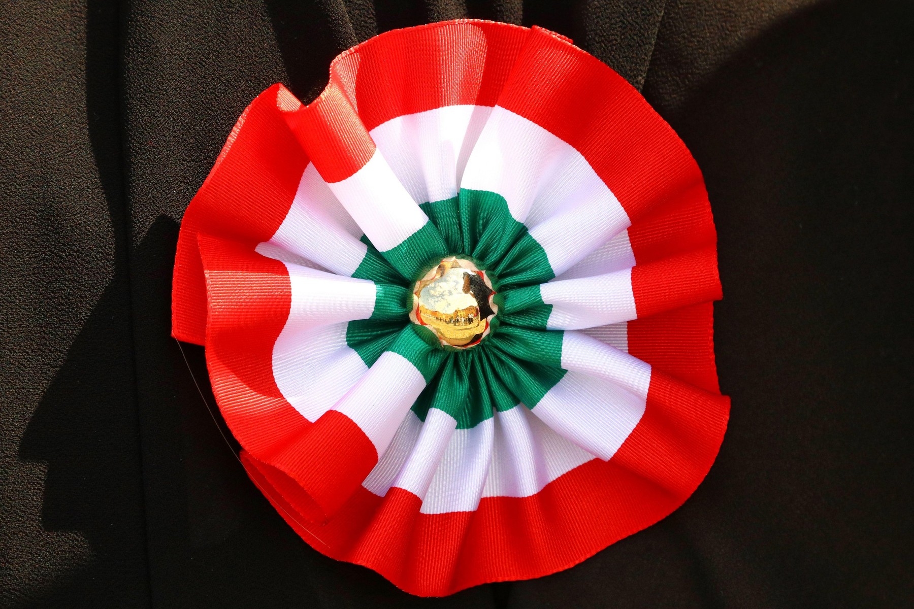 Óriási a botrány a magyar kokárdákkal kapcsolatban, egymásnak estek az emberek egyetlen kép alatt