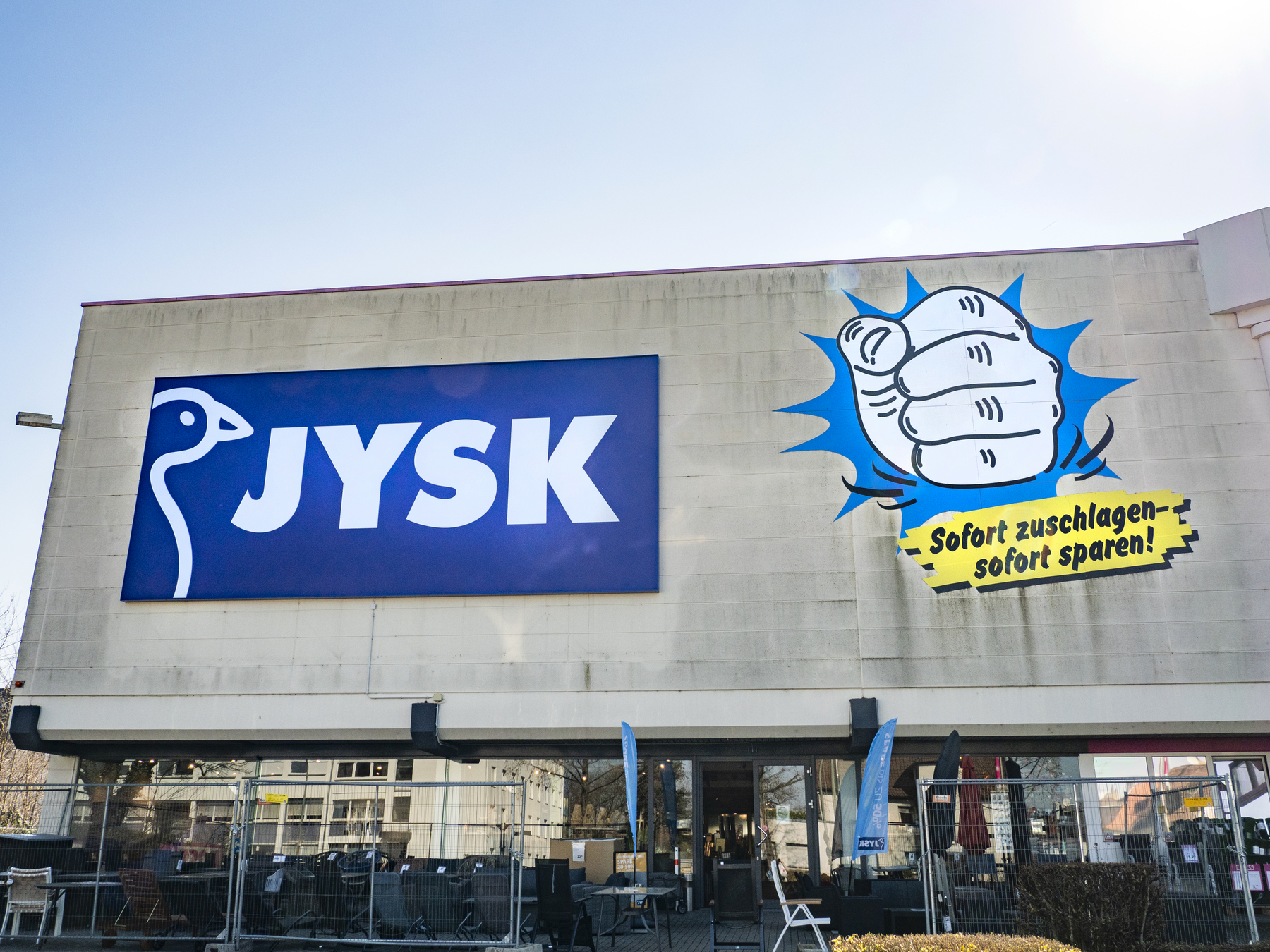 Hogy kell kiejteni a Jysk nevét? Jüszk, Jiszk vagy Jisk. Pont kerül a kérdés végére