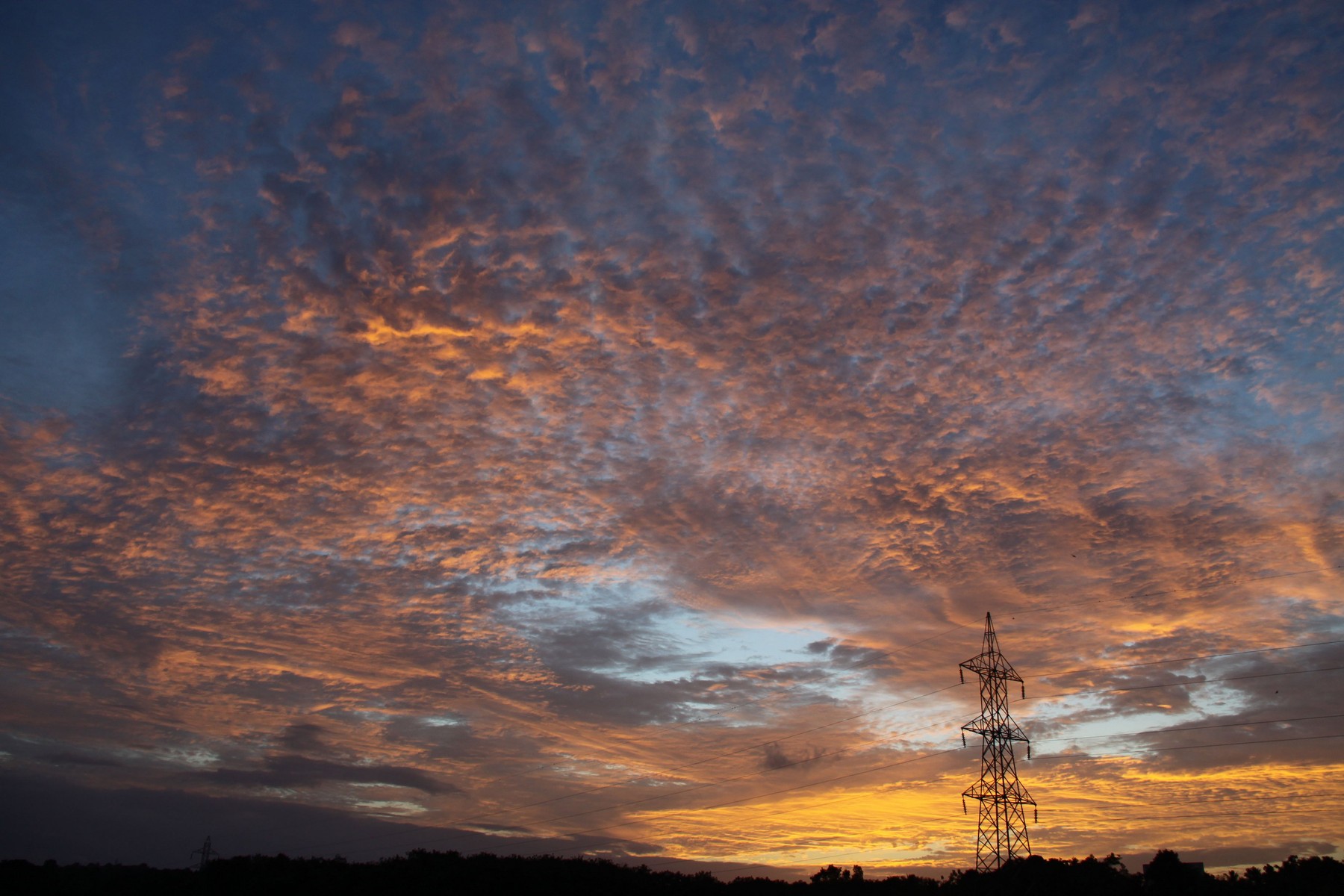 Rossz hír érkezett a holnapi időjárásról, szinte minden vármegye érintett: búcsút mondhatunk a napfénynek, az esernyőt se hagyjuk otthon