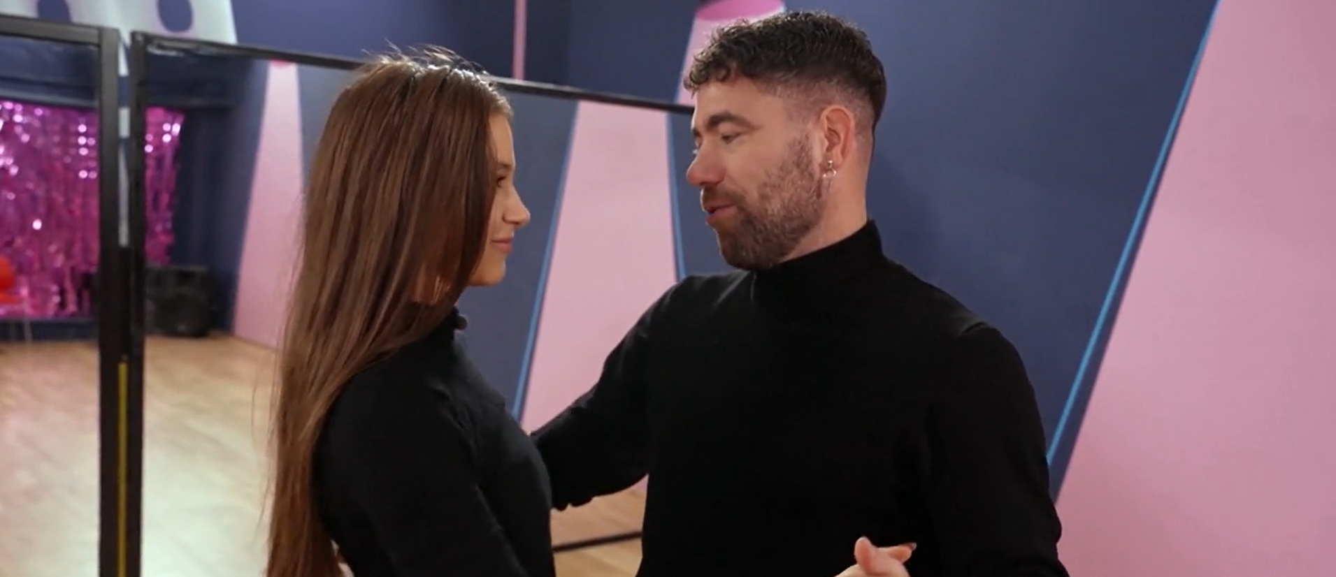 Alsónadrág nélkül kapták lencsevégre Krausz Gábort, ezt csak Mikes Anna láthatná, de mégis megmutatta mindenkinek: a pajzán séf teljesen megbolondult