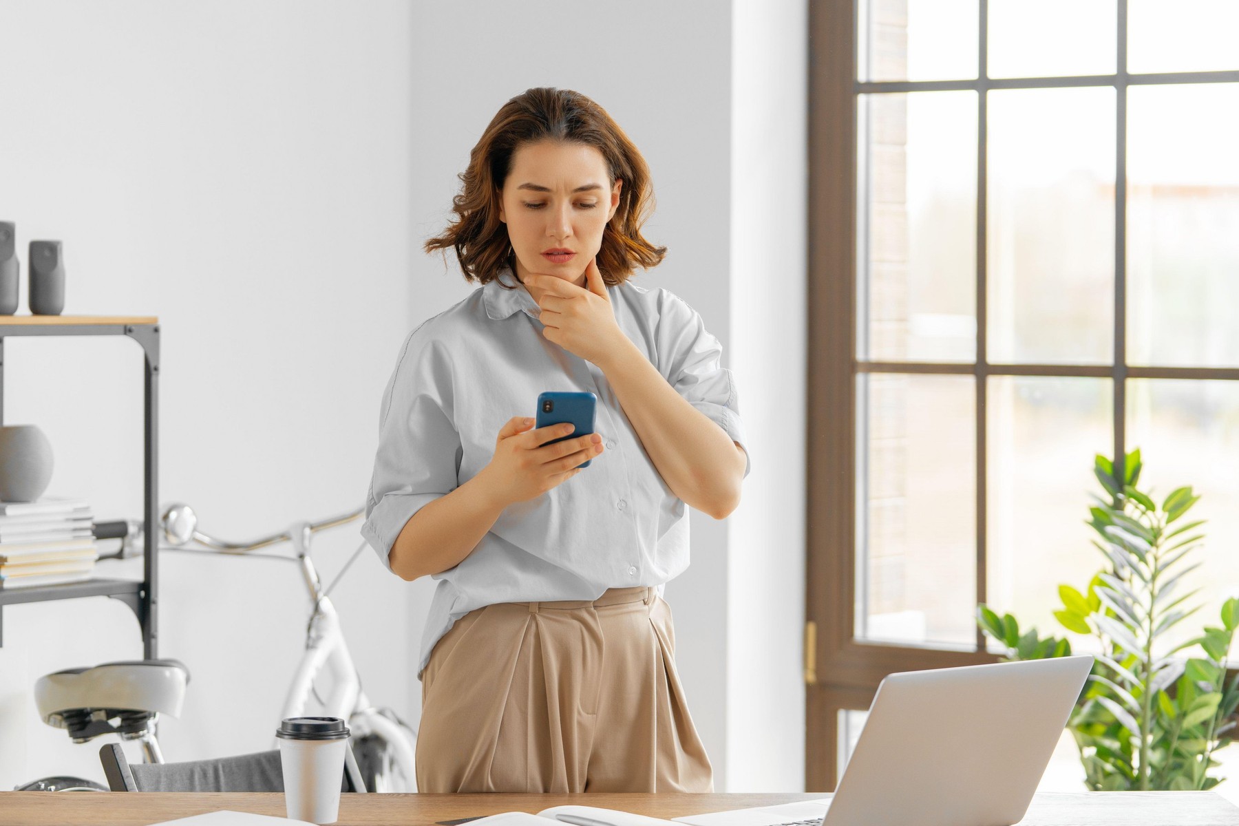 A férjem felhívta a legjobb barátnőmet és kihallgattam a beszélgetésüket: tombolva rontottam be a konyhába és azonnal hatalmas pofont kevertem le