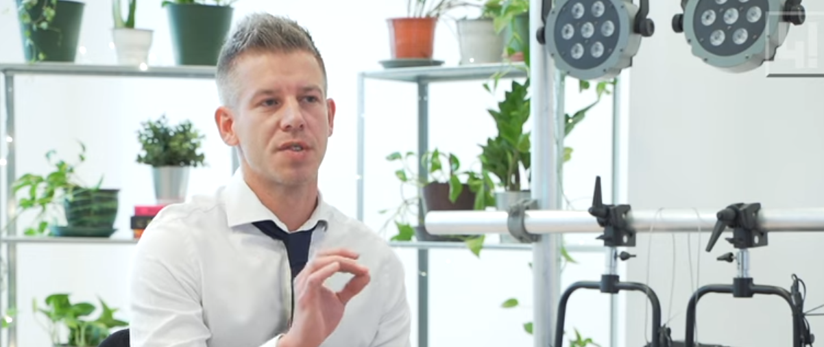 Magyar Péter börtönnel fenyegeti Rogán Antalt: állítása szerint a meghallgatása után a kormánynak muszáj lesz lemondania