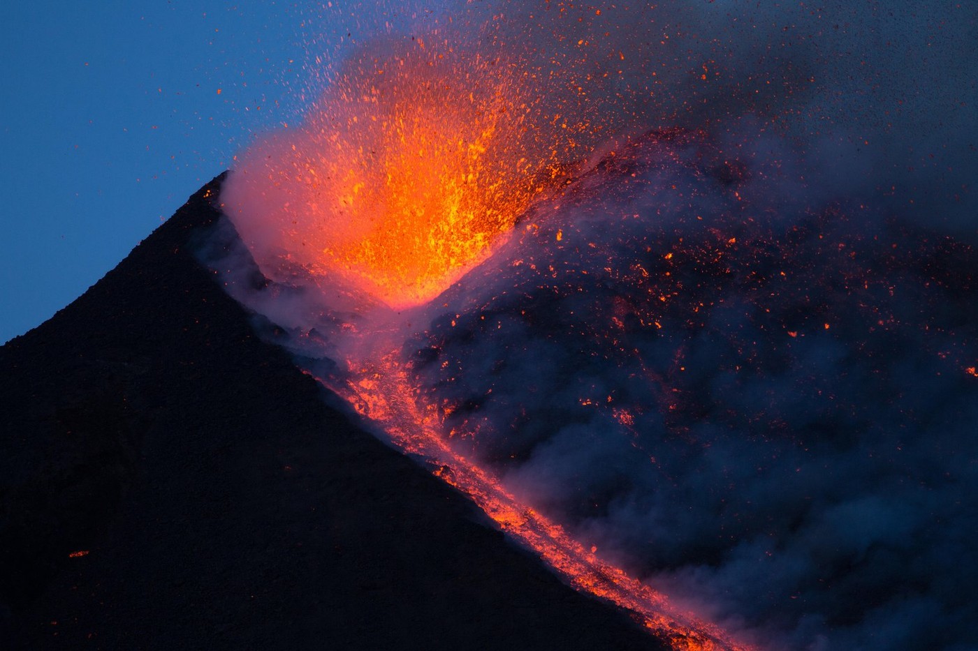 Friss felvétel a súlyos izlandi katasztrófáról: lángokban áll a sziget egy része