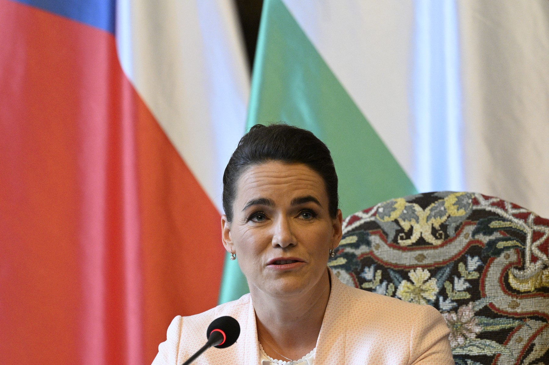 Erzsébet királynéhoz hasonlították Novák Katalint, a külföldi sajtót is bejárta a Magyarországon készült fotó