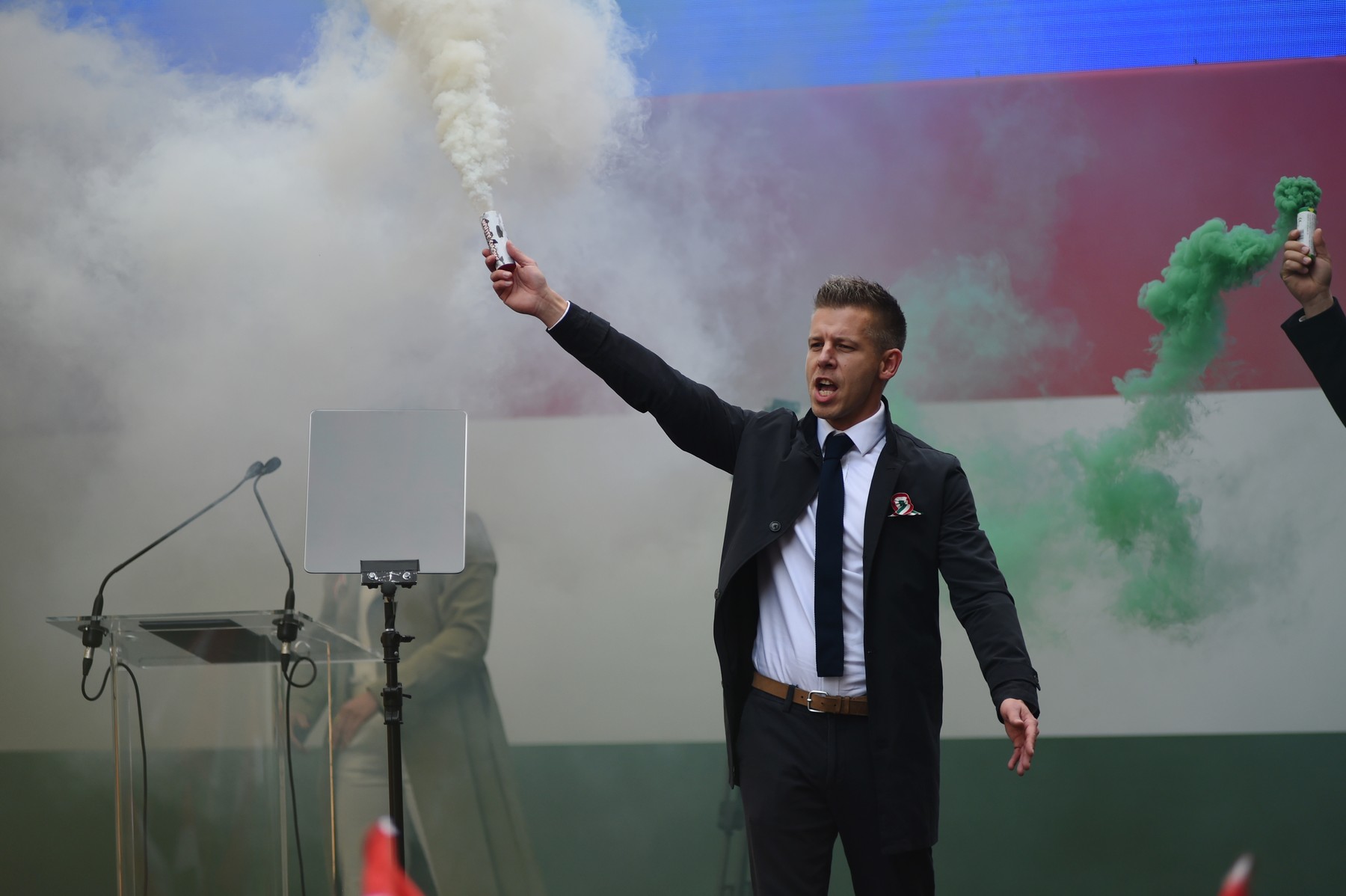 Magyar Pétert támogatja már a szerelemdoktorrá avanzsált botrányceleb is, ezt a szót csupa nagybetűvel emeli ki a jogász minden bejegyzése alatt