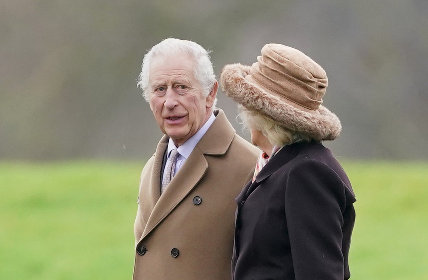 Mocskos szóval illették a britek III. Károlyt, ez már túl megy minden határon