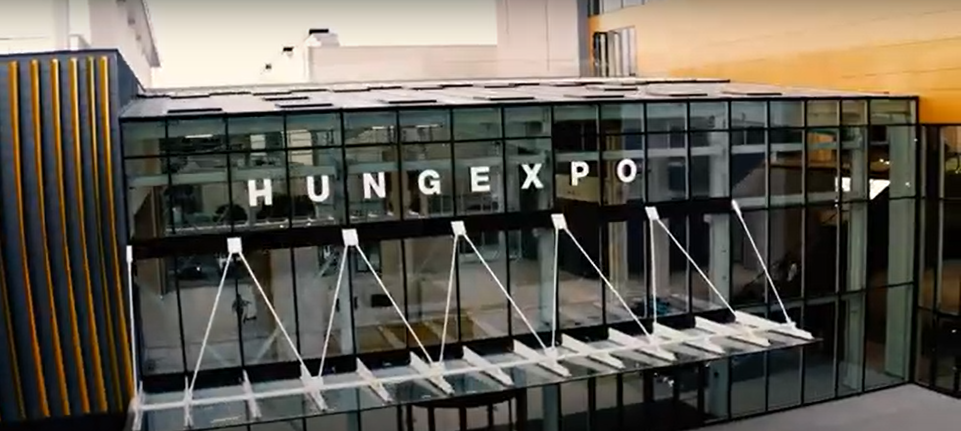 Őskáosz uralkodott Budapest forgalmas pontján tegnap este és több százan voltak érintettek, neves újságíró fakadt ki az embertelen állapotok miatt