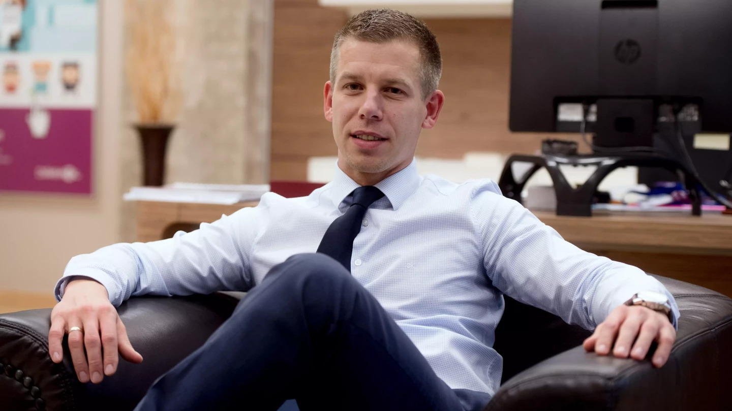 Tinder-meglepetés: Magyar Péter lebukott, nyilvánosságra került Varga Judit exférjének féltve őrzött titka