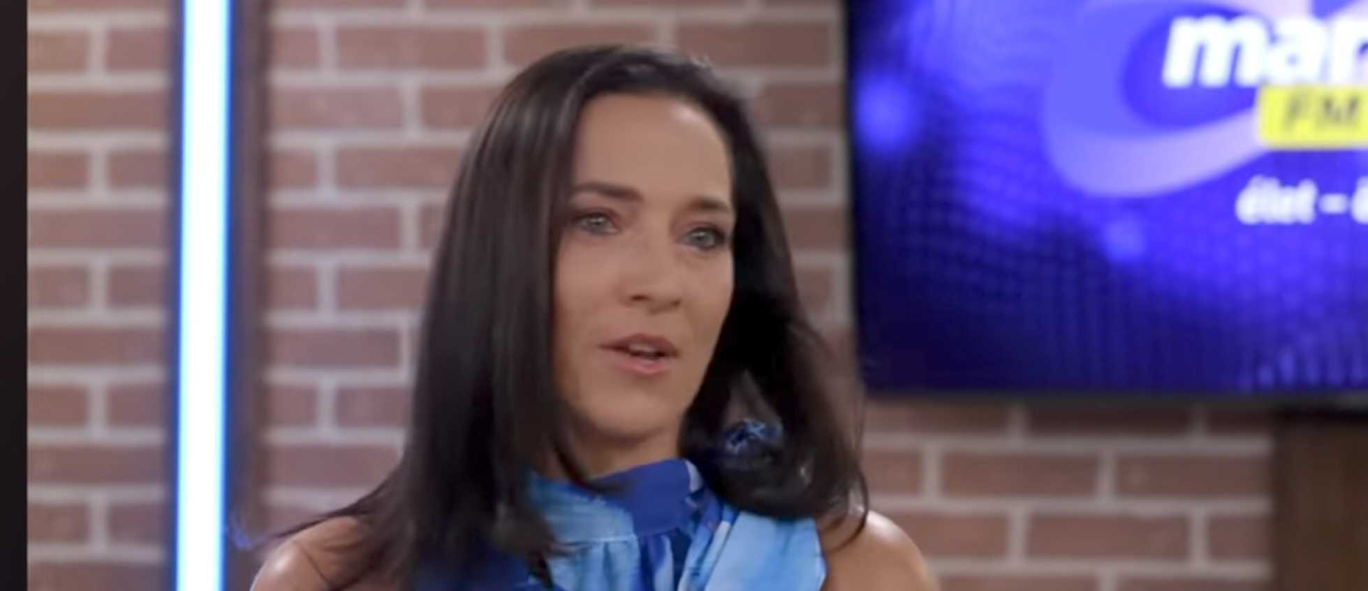 Fésűs Nelly érzékien kigombolta blézerét és szabaddá tette a belátást: elkalandozik a szemünk a dimbes-dombos tájon