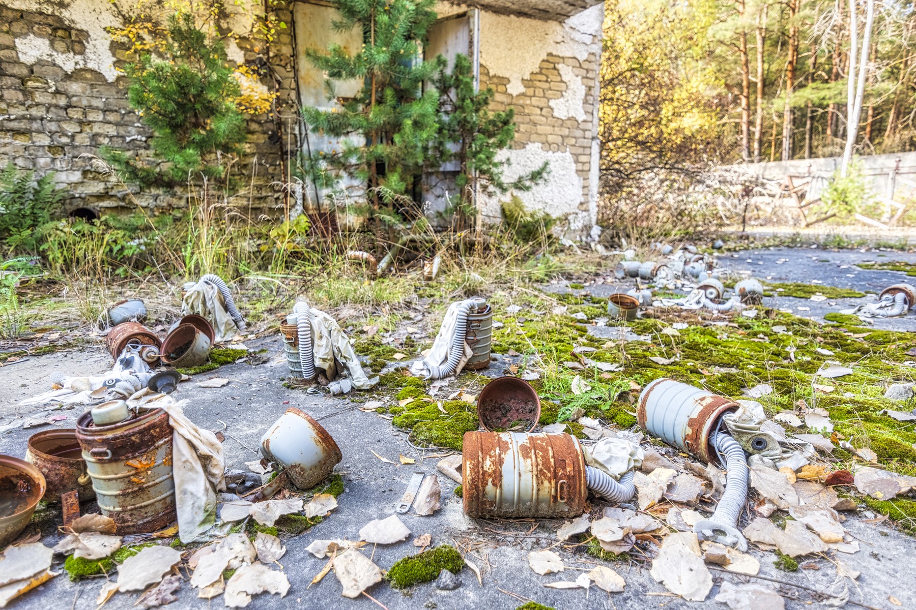 Elhagyott vegyszergyárba lépett be a kíváncsi kiránduló, óriási felelőtlenséggel találta szembe magát, hatalmas a káosz