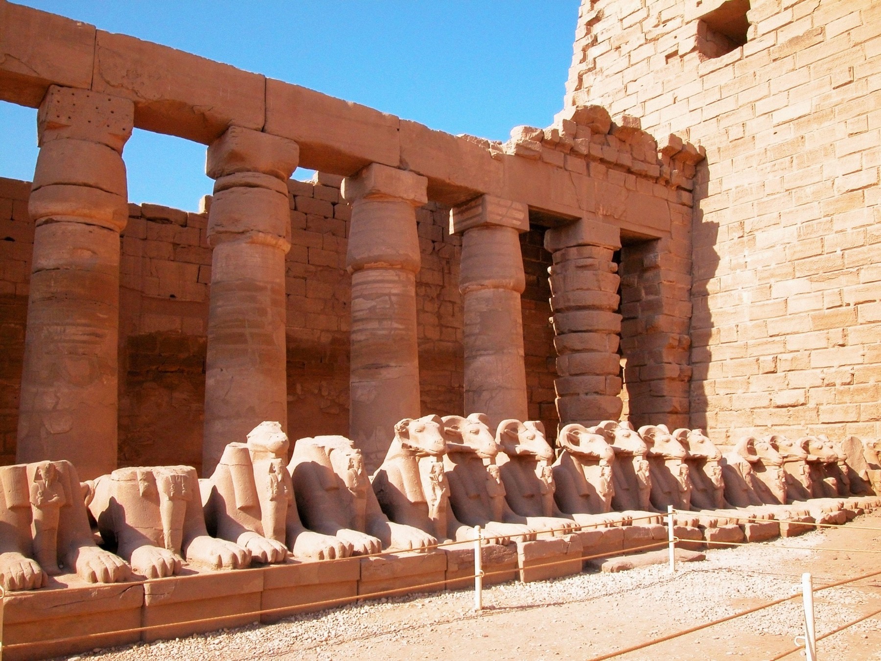 Ledöbbentek a régészek: azt hitték, már 70 éve felfedezték a fáraó szobrát, de most kiderült, hogy egy sokkal gigantikusabb alkotással állnak szemben