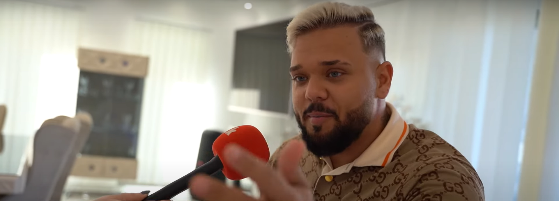 Emlékeztek még a Kőgazdag fiatalok kínos Csabijára? Jákob Zoliba kötött bele, de csak saját magát égette le