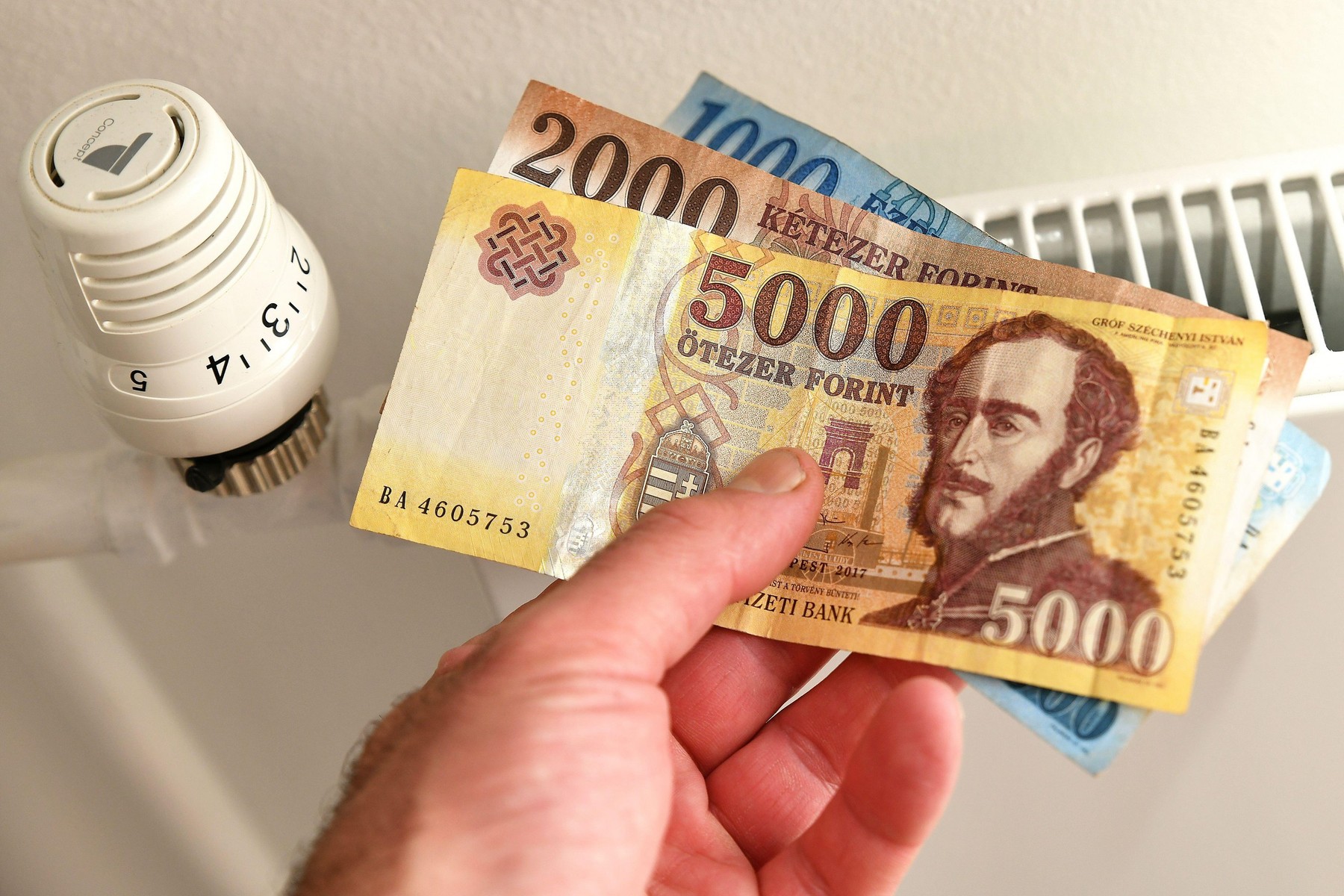 Óriási béremelést jelenthet a kormány áprilisi javaslatcsomagja, új szintre lép a minimálbérharc?